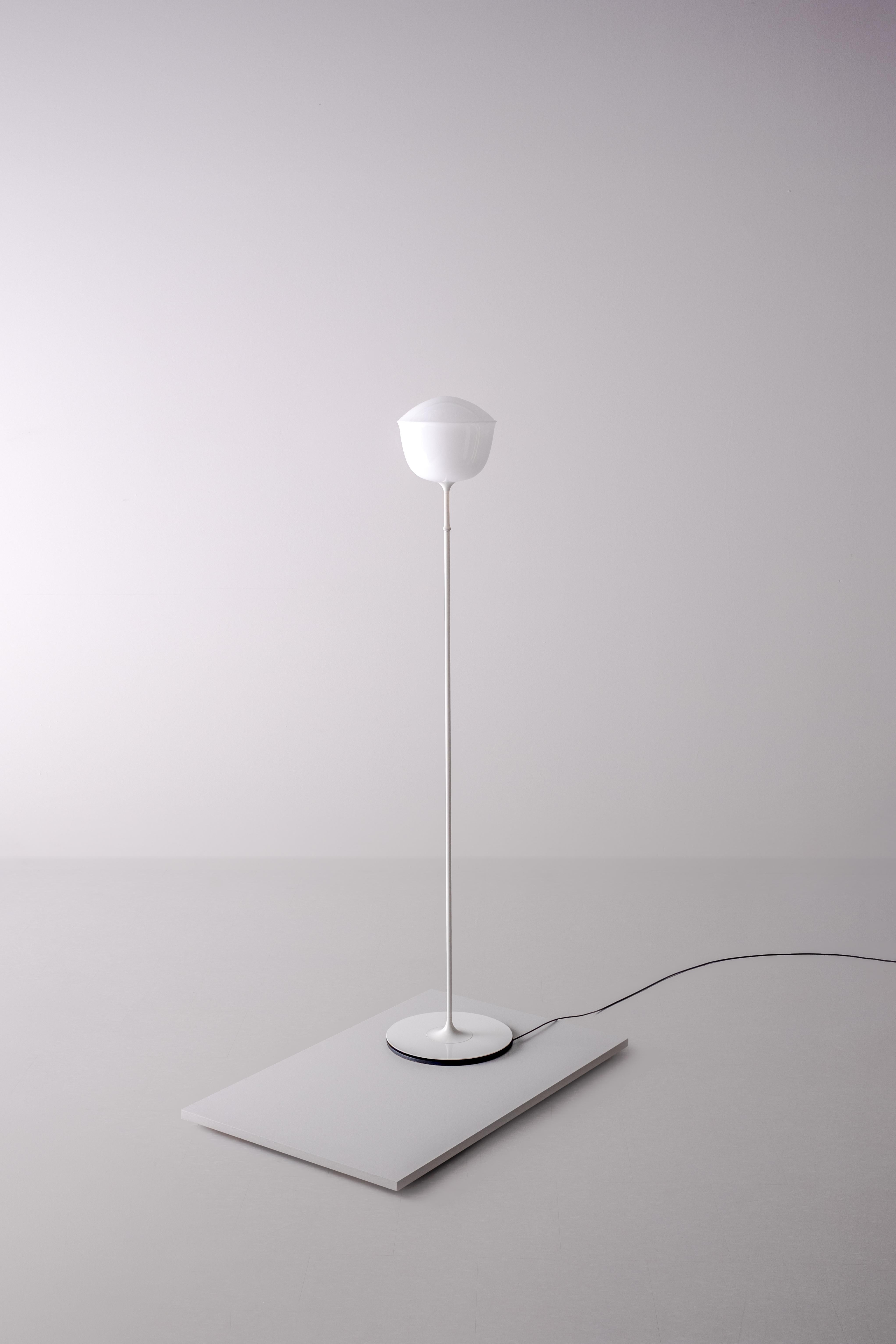 Lámpara de pie contemporánea 'Contour' 225, Perla by AND Moderno orgánico en venta