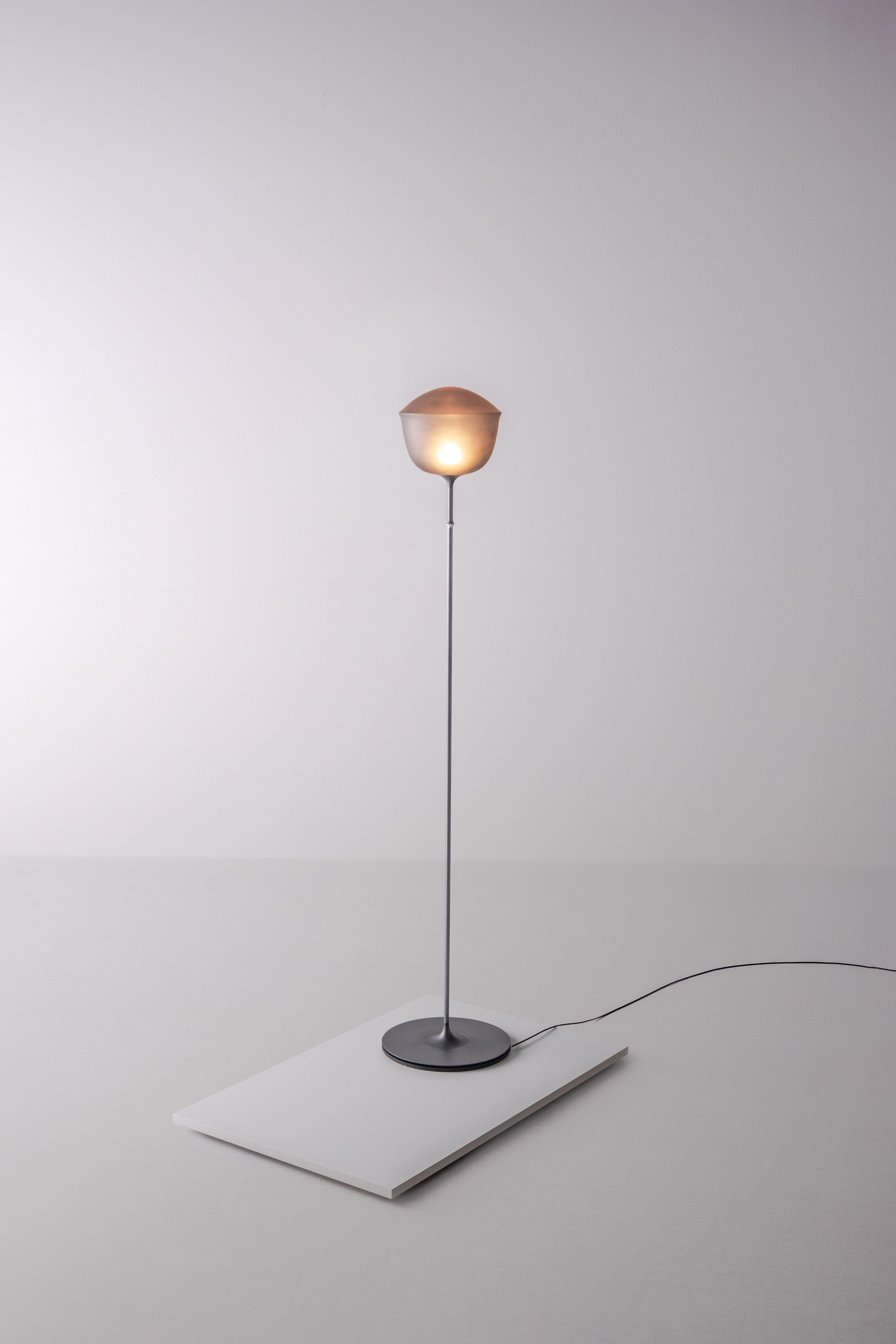 Lámpara de pie contemporánea 'Contour' 225, Pizarra by AND
Diseñador: Lukas Peet

Dimensiones: 
- 225: Ø 22,5cm x 151cm / Ø 8,75