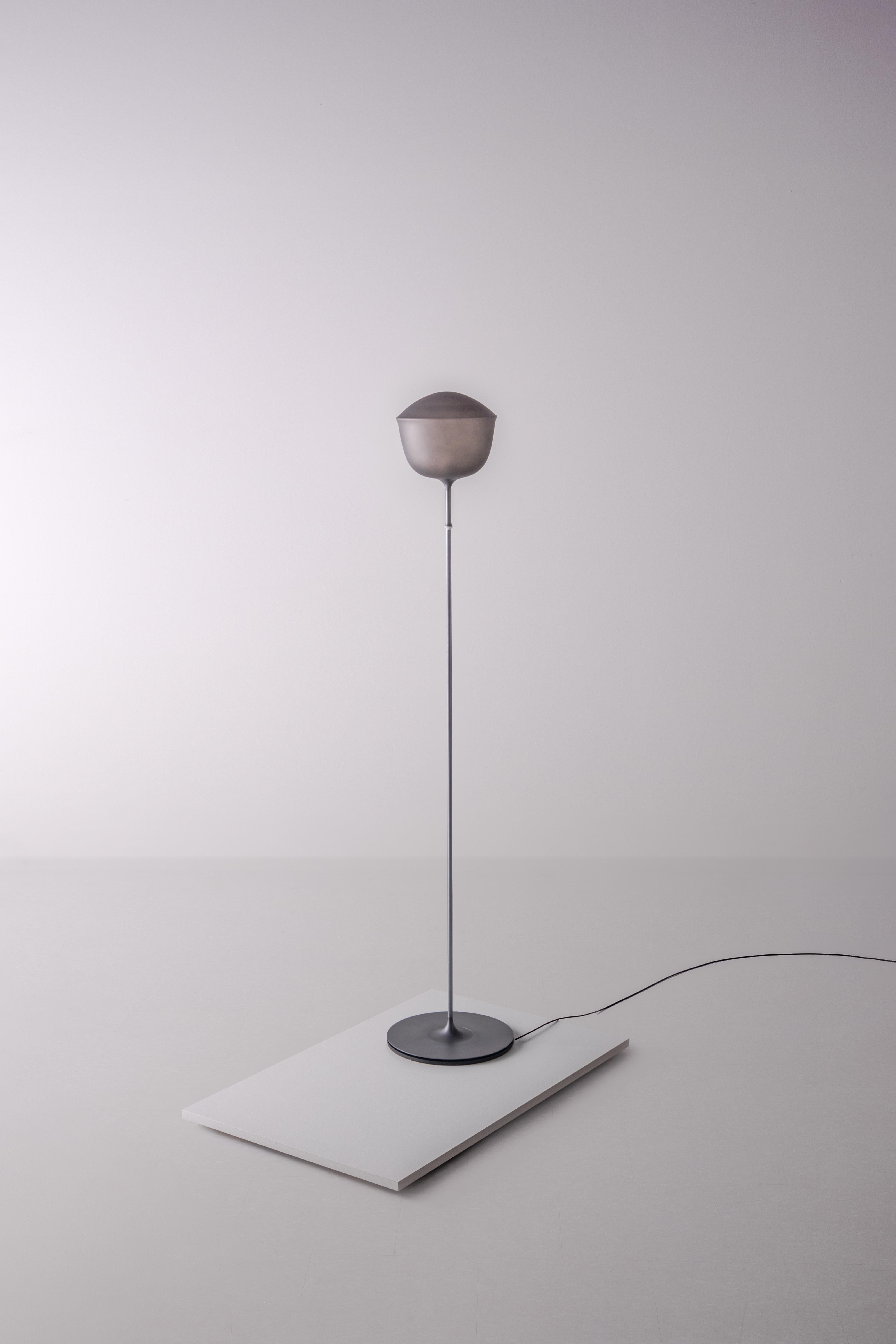 Lámpara de pie contemporánea 'Contour' 225, Pizarra by AND Moderno orgánico en venta