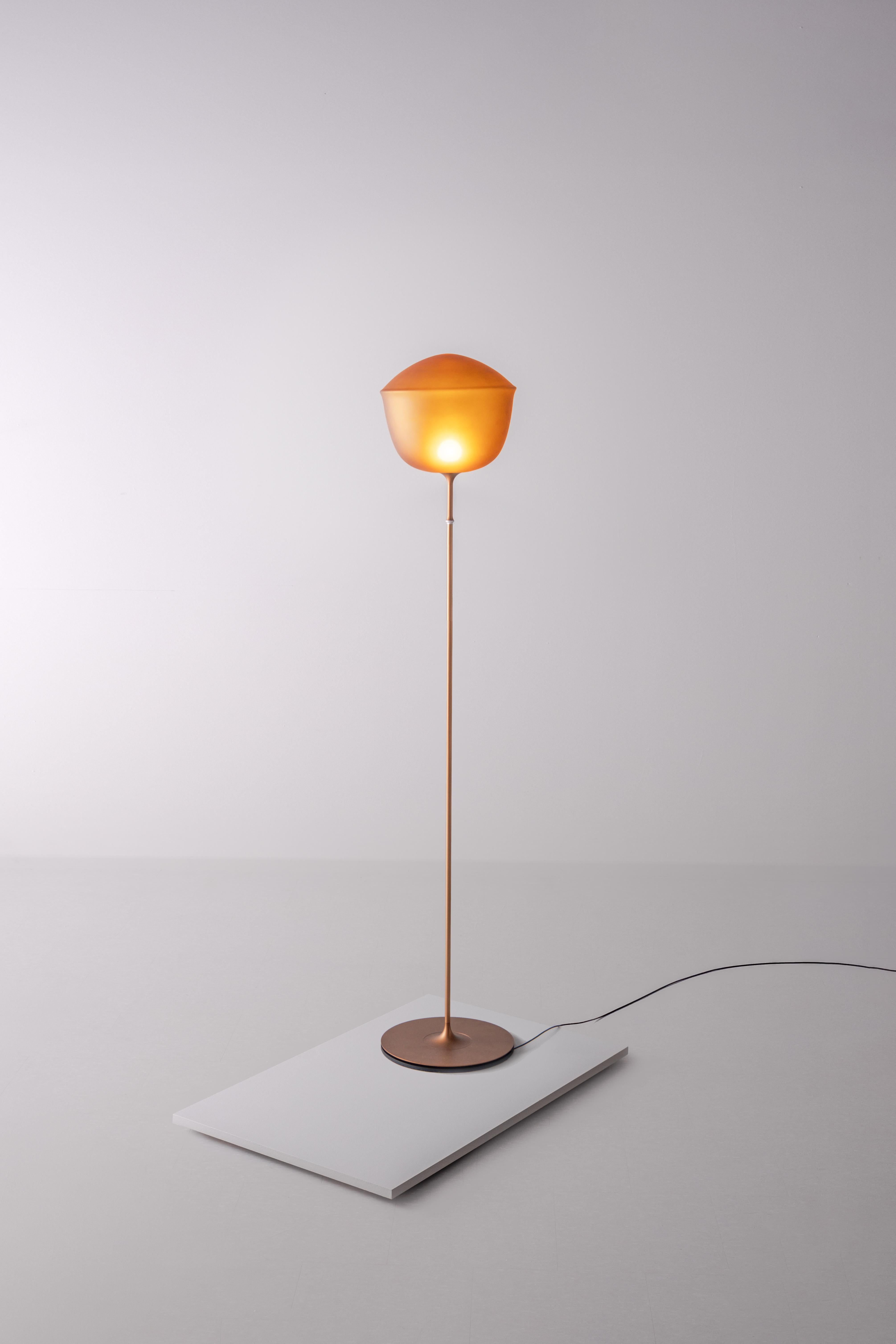 Lámpara de pie contemporánea 'Contour' 300, Citrino by AND
Diseñador: Lukas Peet

Dimensiones: 
- 300: Ø 30cm x 157,5cm / Ø 11,75