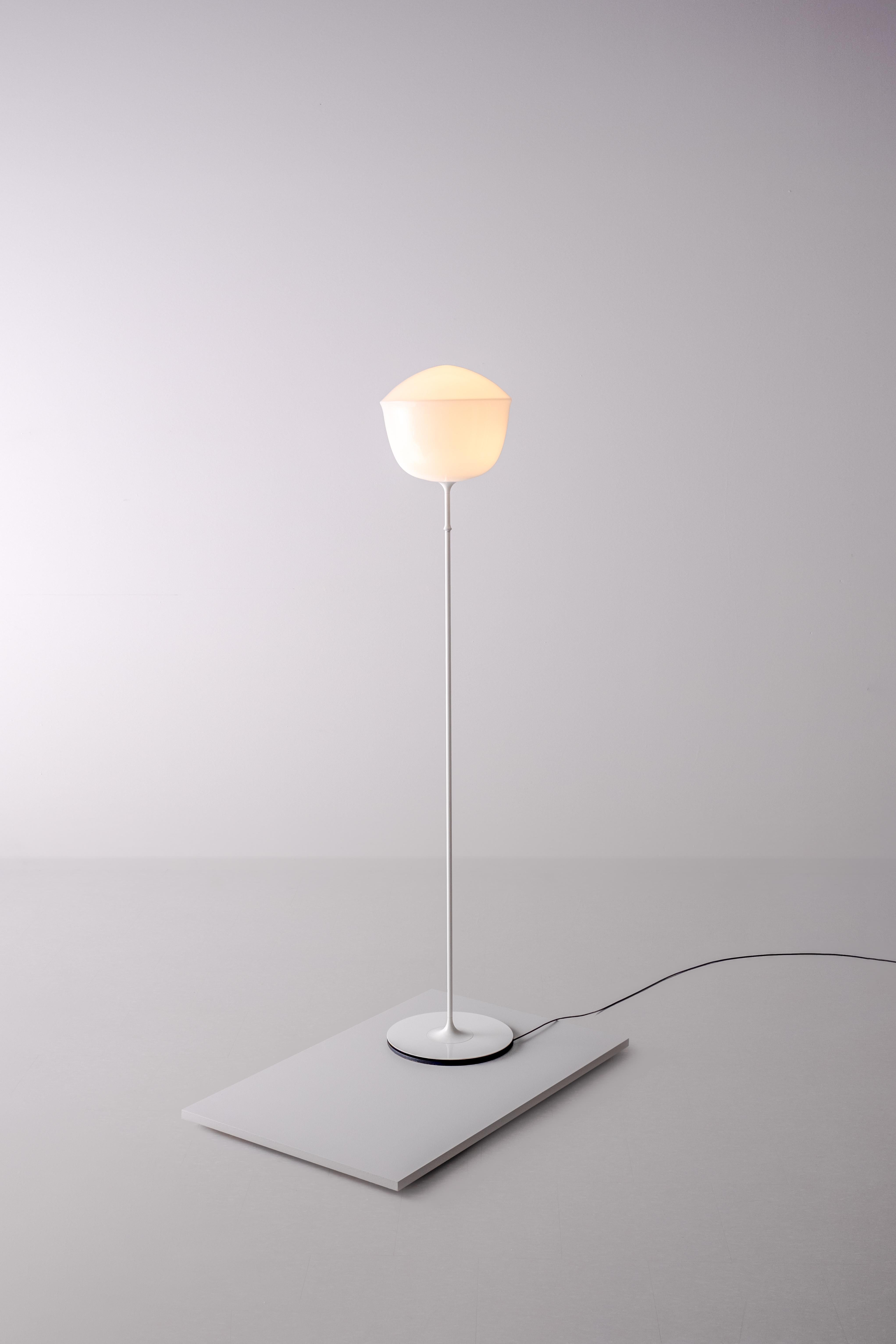 Lámpara de pie contemporánea 'Contour' 300, Perla by AND
Diseñador: Lukas Peet

Dimensiones: 
- 300: Ø 30cm x 157,5cm / Ø 11,75