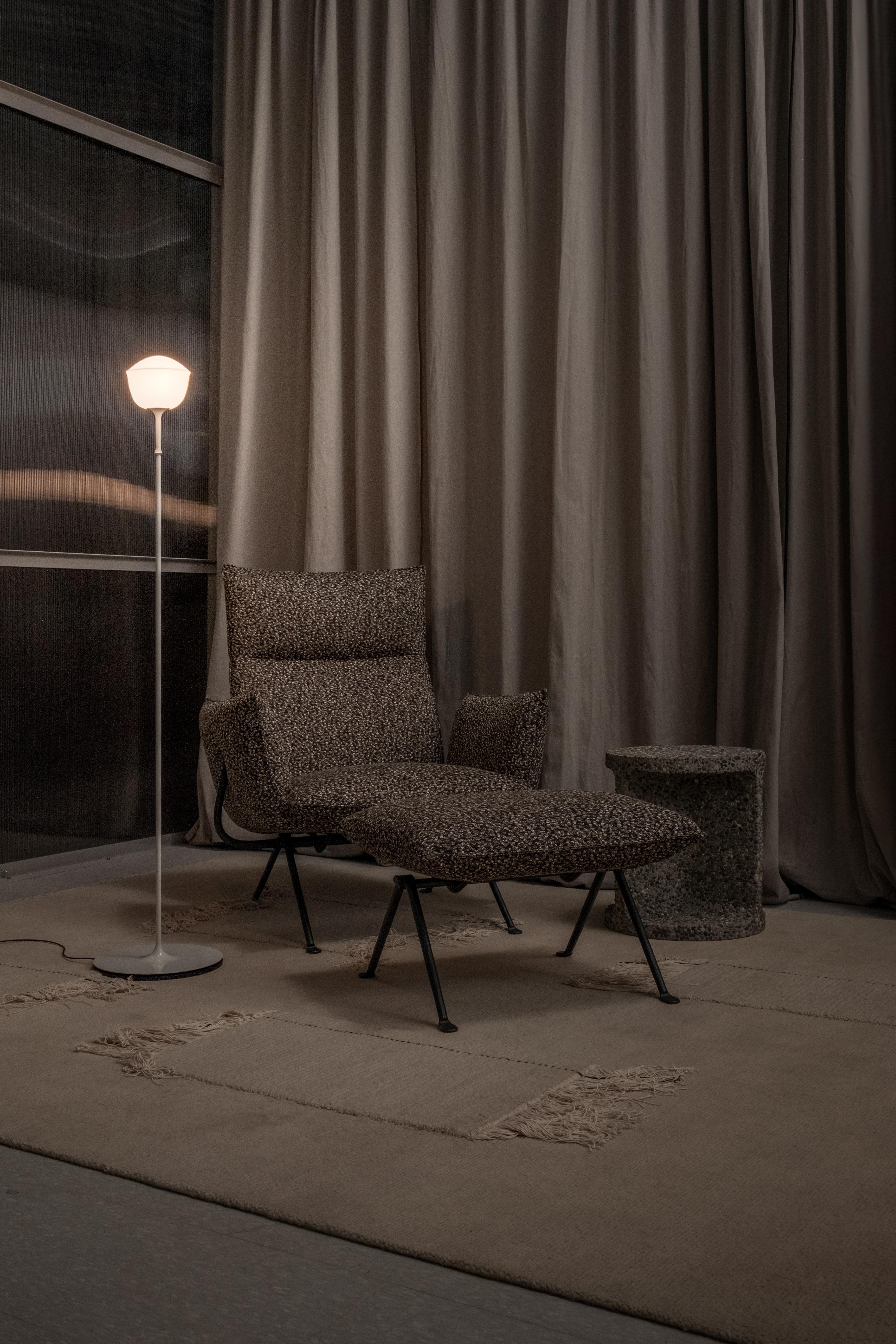 Lámpara de pie contemporánea 'Contour' 300, Perla by AND Canadiense en venta