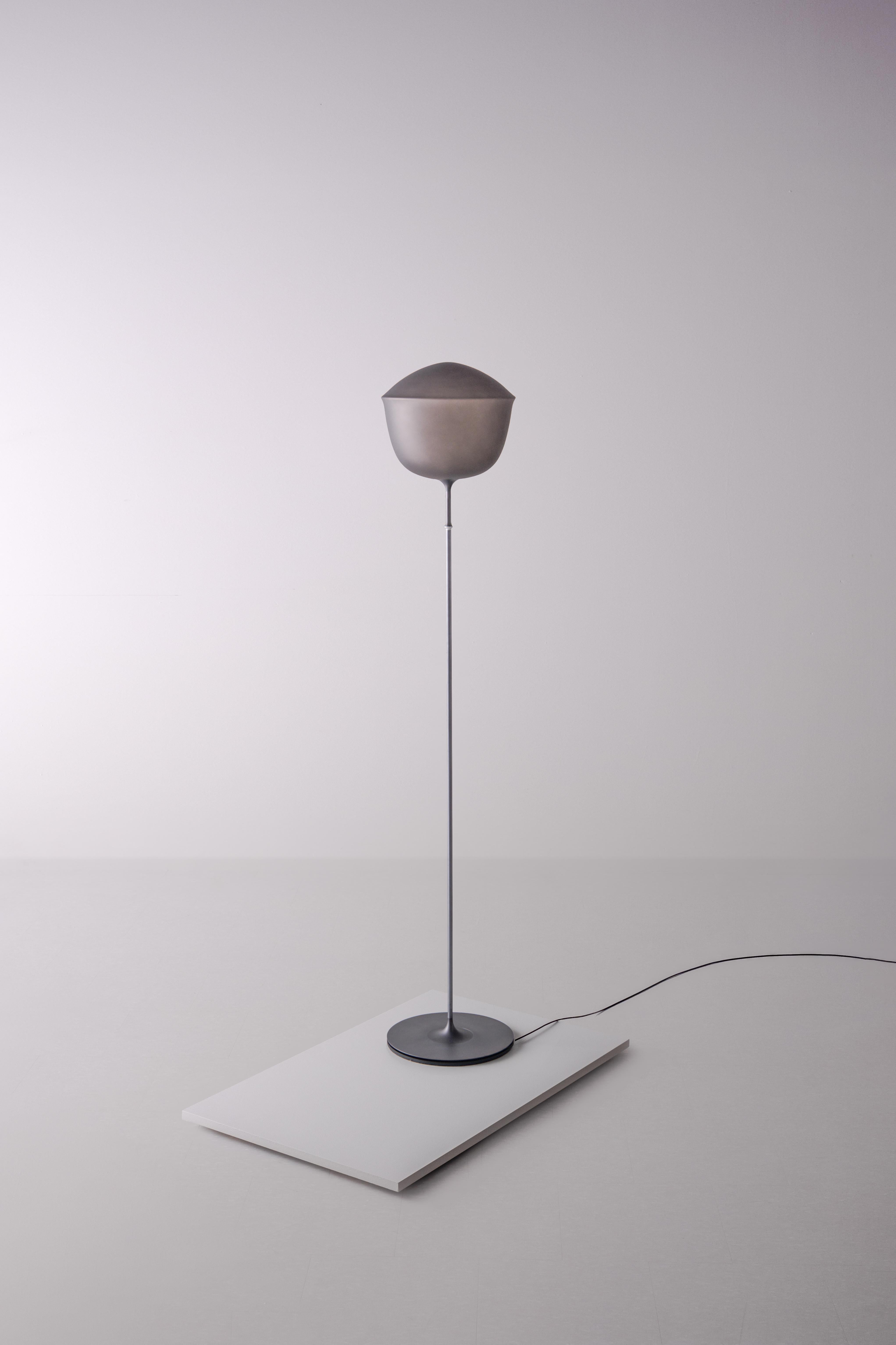 Organico moderno Lampada da terra contemporanea 'Contour' 300, Ardesia di AND in vendita