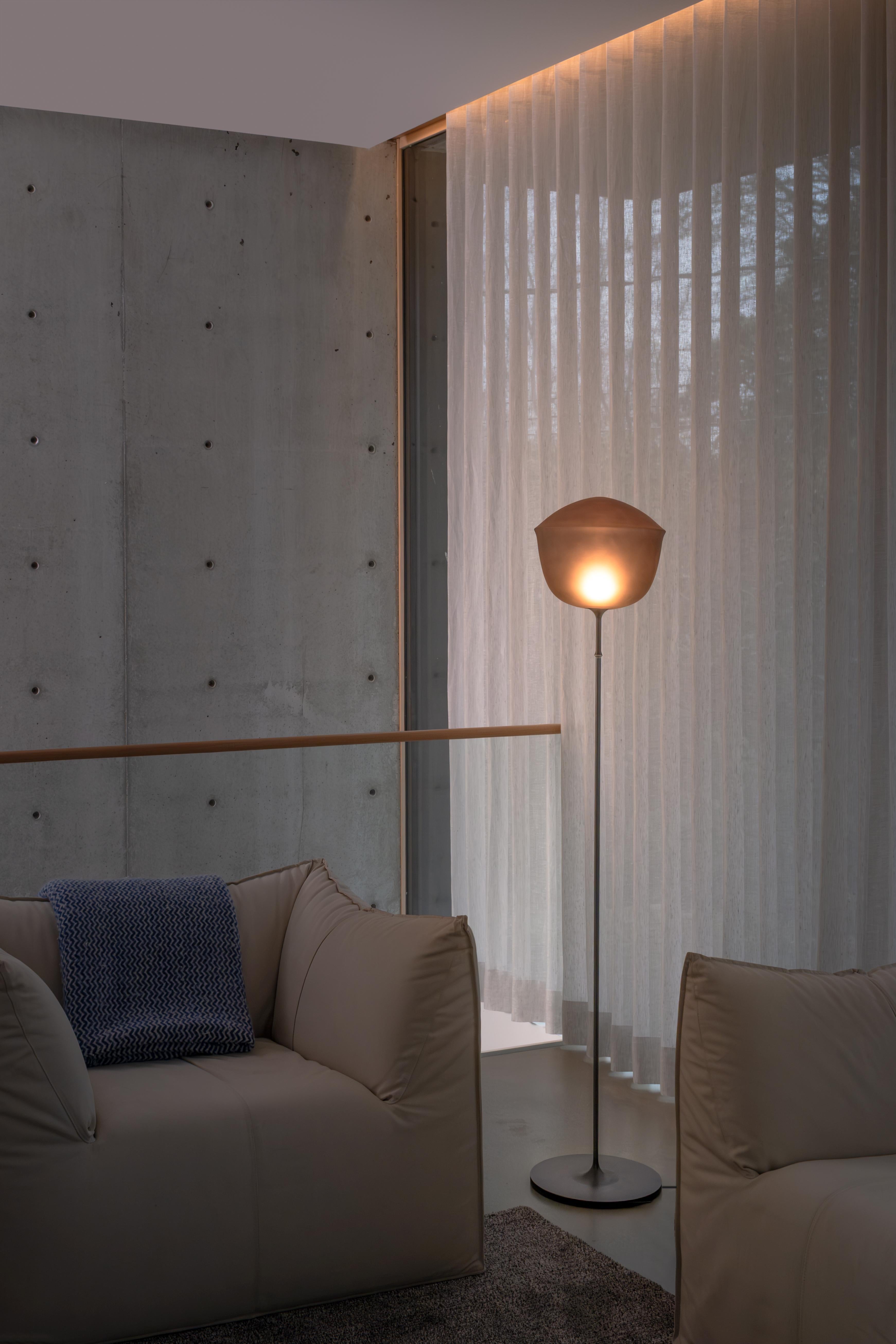 Canadese Lampada da terra contemporanea 'Contour' 300, Ardesia di AND in vendita