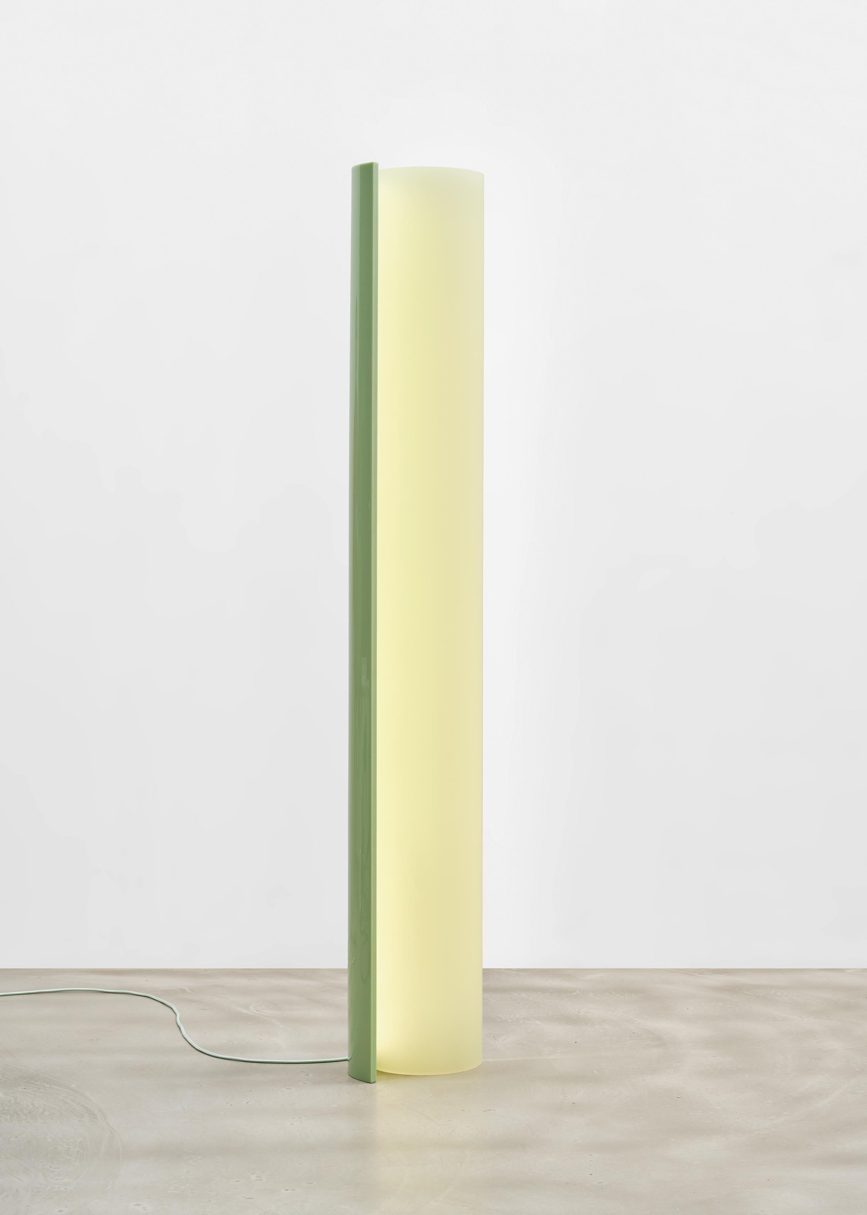 Zeitgenössische Stehlampe, geschwungene Leuchte von Sabine Marcelis, Grün im Angebot 1