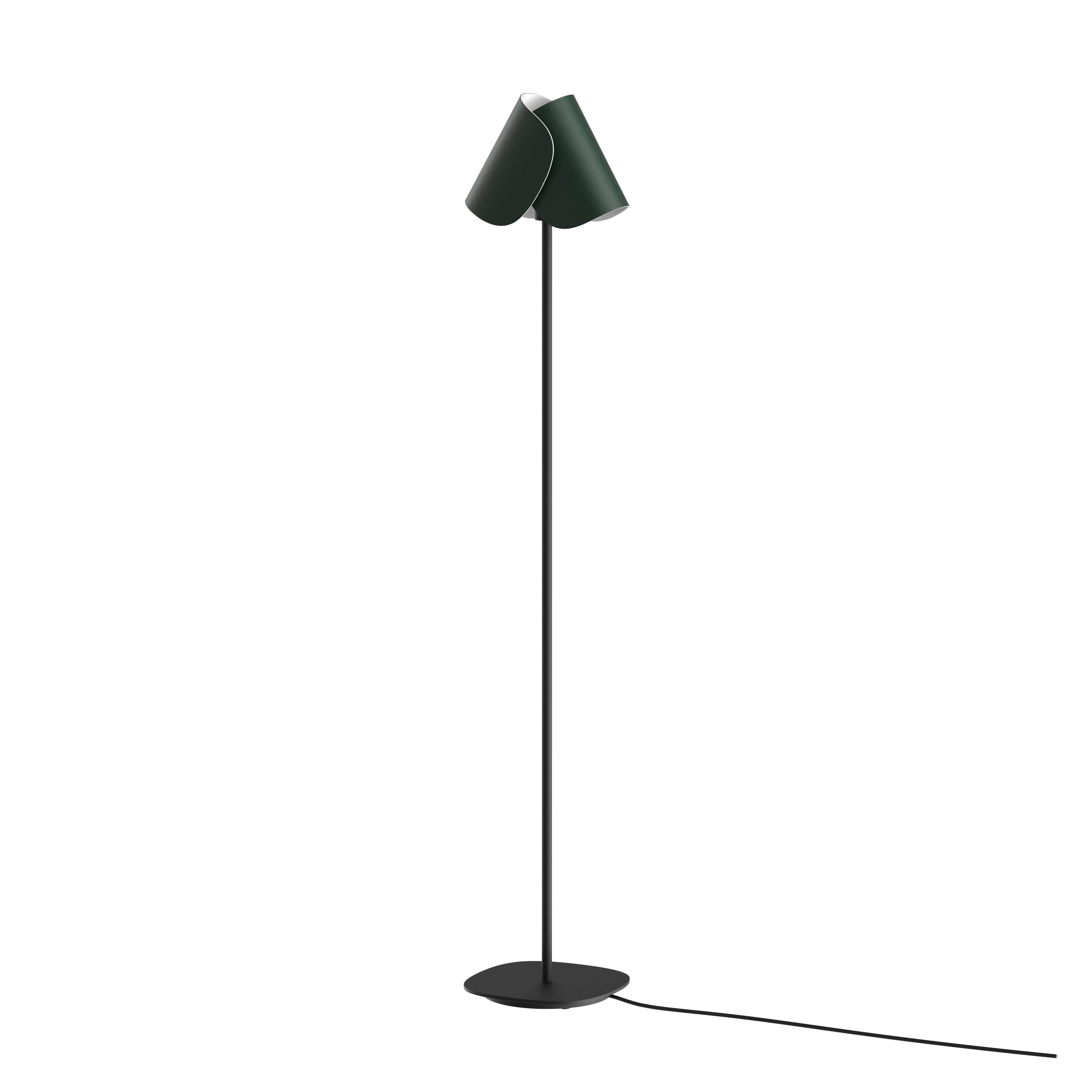 Lampadaire contemporain 'Flip' par Sebastian Herkner x AGO Lighting, Vert

Matériaux : 
- Aluminium
- Cuir végétalien

Dimensions :
H. 140,5 cm x 26 cm x 24 cm

Source de lumière : E12
Watt : Max 25 W 
Longueur du câble : 2,8 m 
Dimmable :