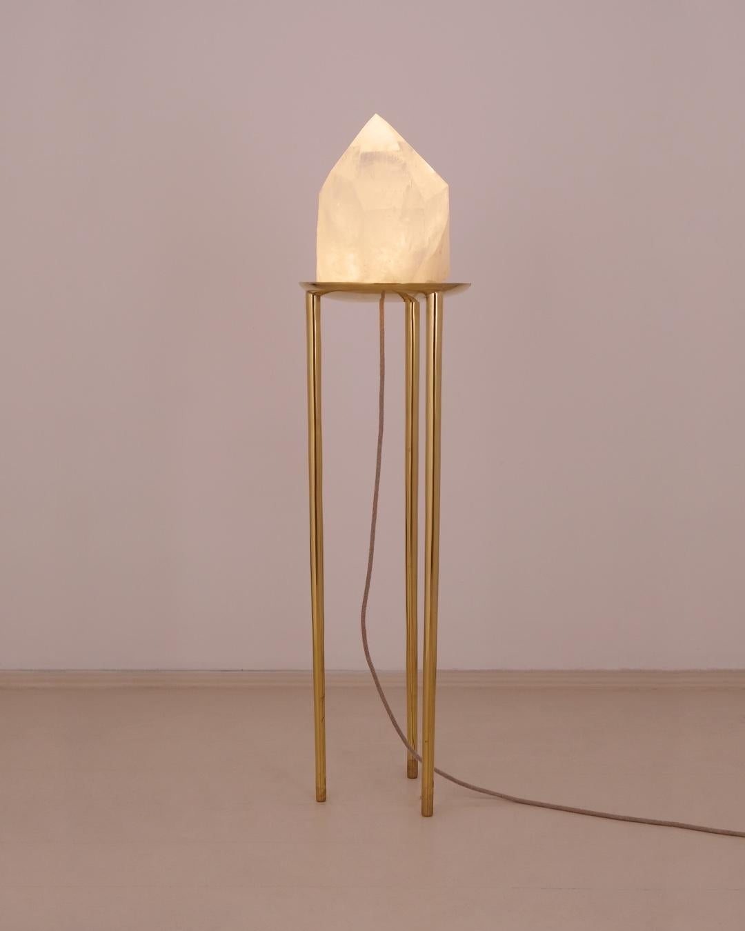 Altar II
Contemporary golden floor lamp, in cast brass and illuminated raw crystal.
Produced in São Paulo, Brazil.

This golden floor lamp was meticulously handmade by master artisans one delicate piece at a time. It is therefore quite difficult, if