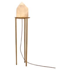 "Altar" Lampadaire contemporain en laiton moulé et cristal brut par Estudio Orth