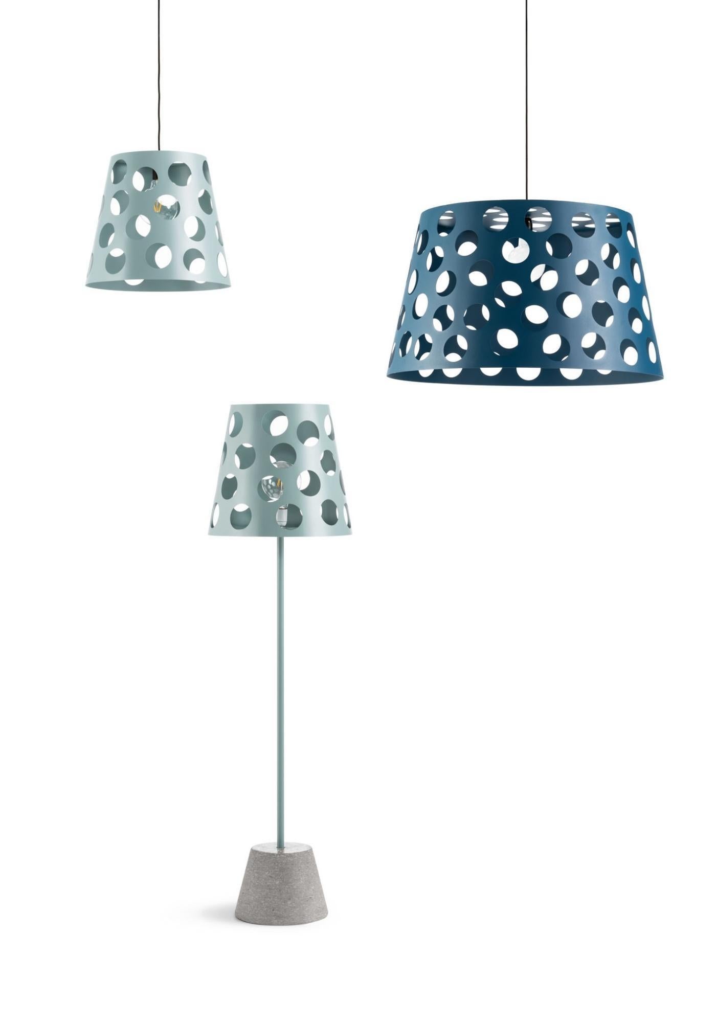 Fait main Lampadaire contemporain à base de ciment et structure en métal peint en vente