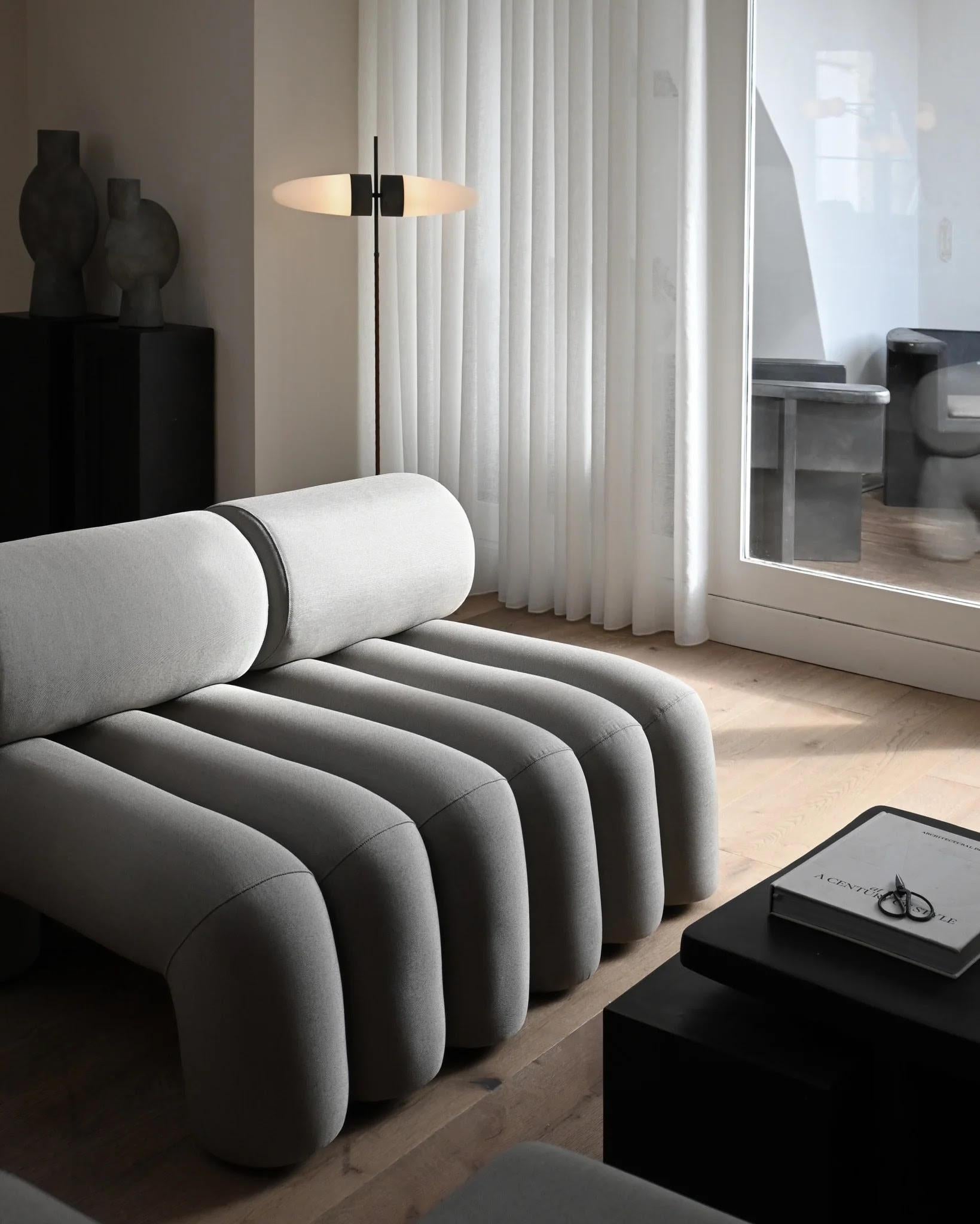 Lampadaire contemporain en métal oxydé et verre opale. en vente 4