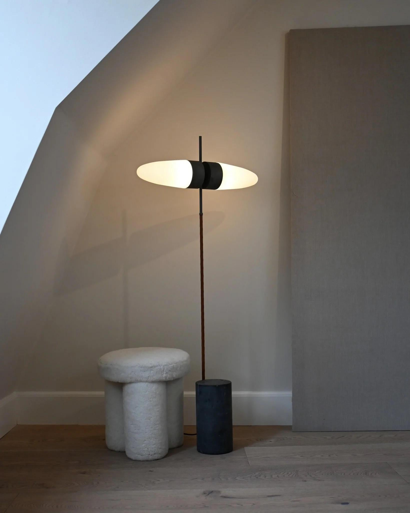 Lampadaire contemporain en métal oxydé et verre opale. en vente 5