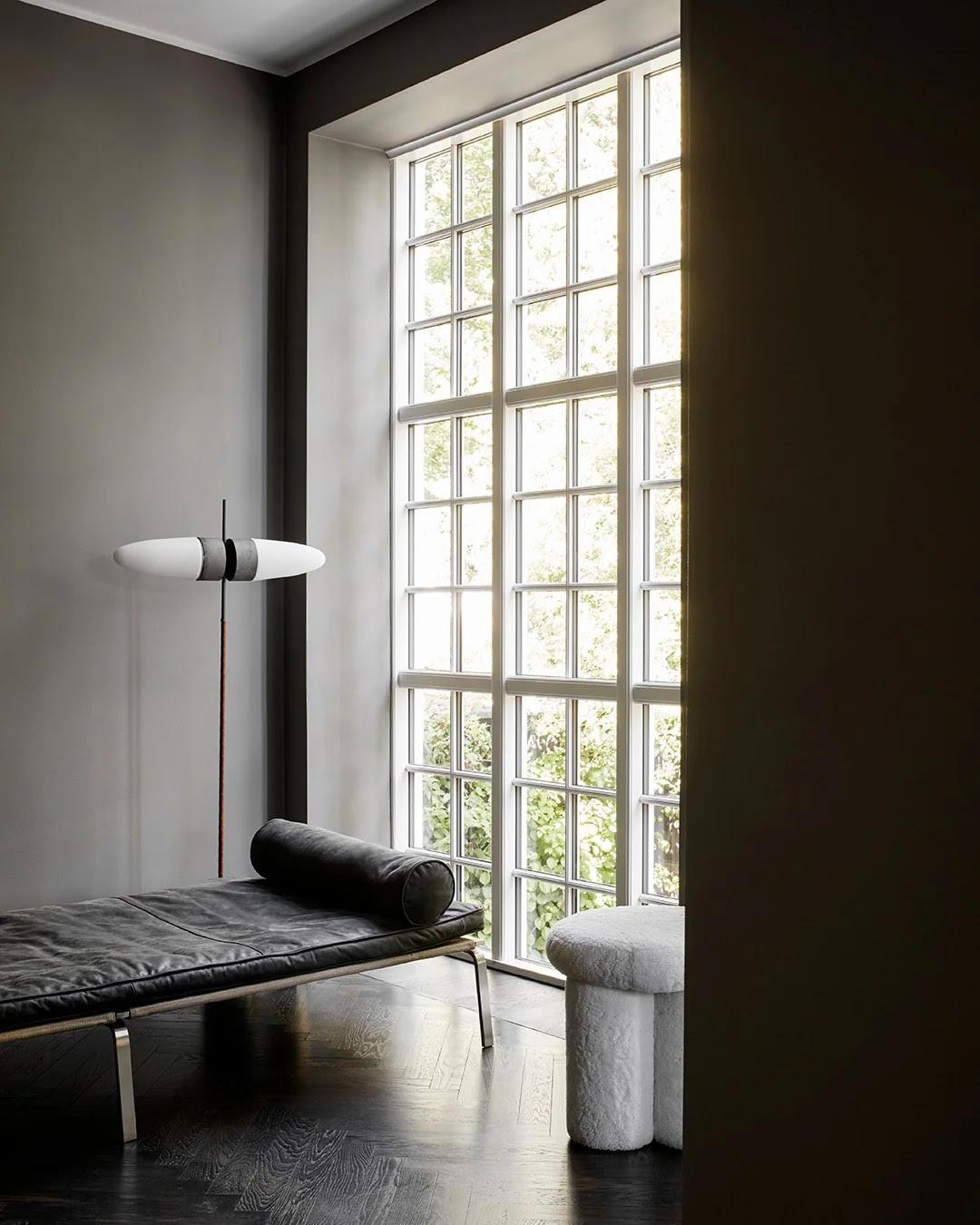 Lampadaire contemporain en métal oxydé et verre opale. en vente 6