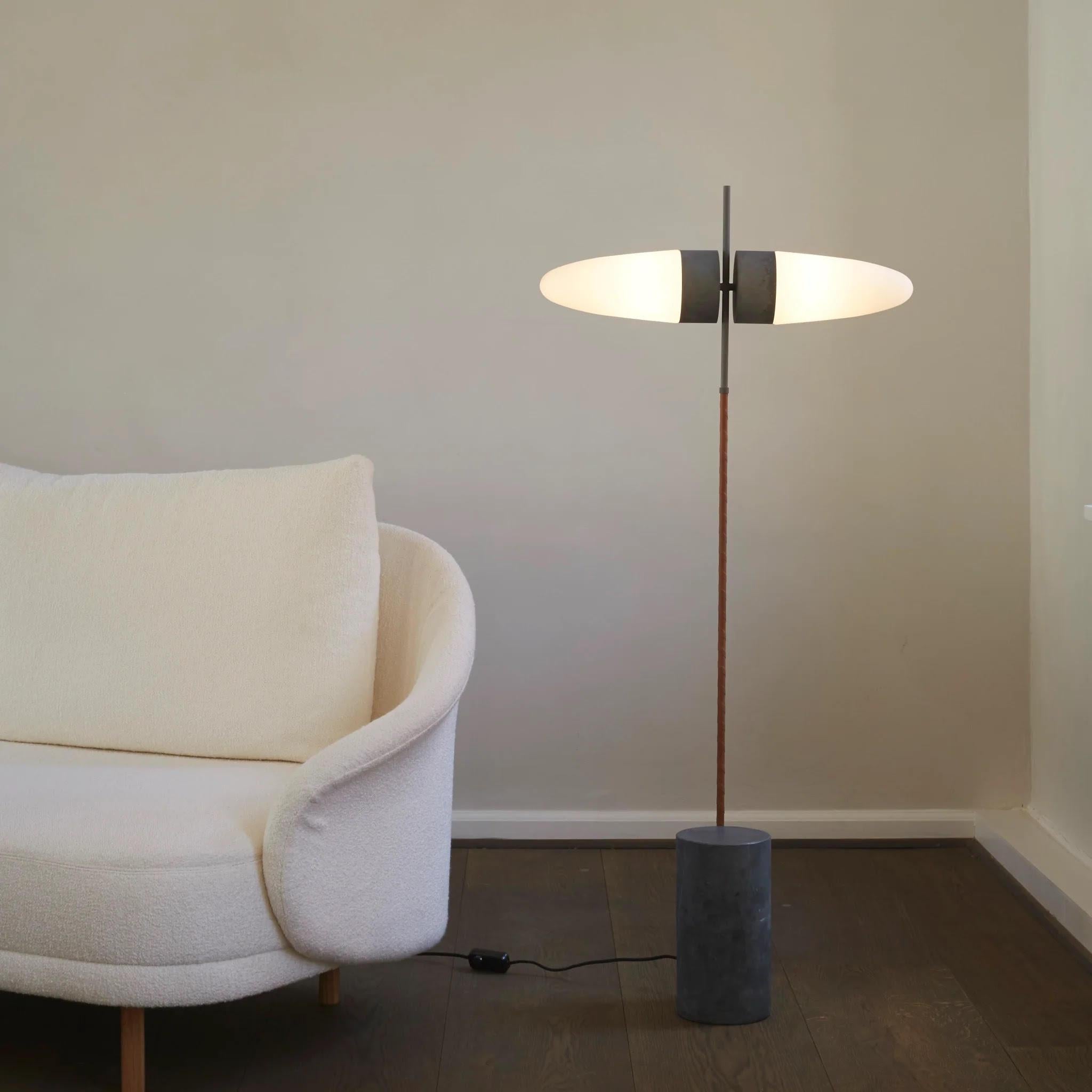 Lampadaire contemporain en métal oxydé et verre opale. en vente 7