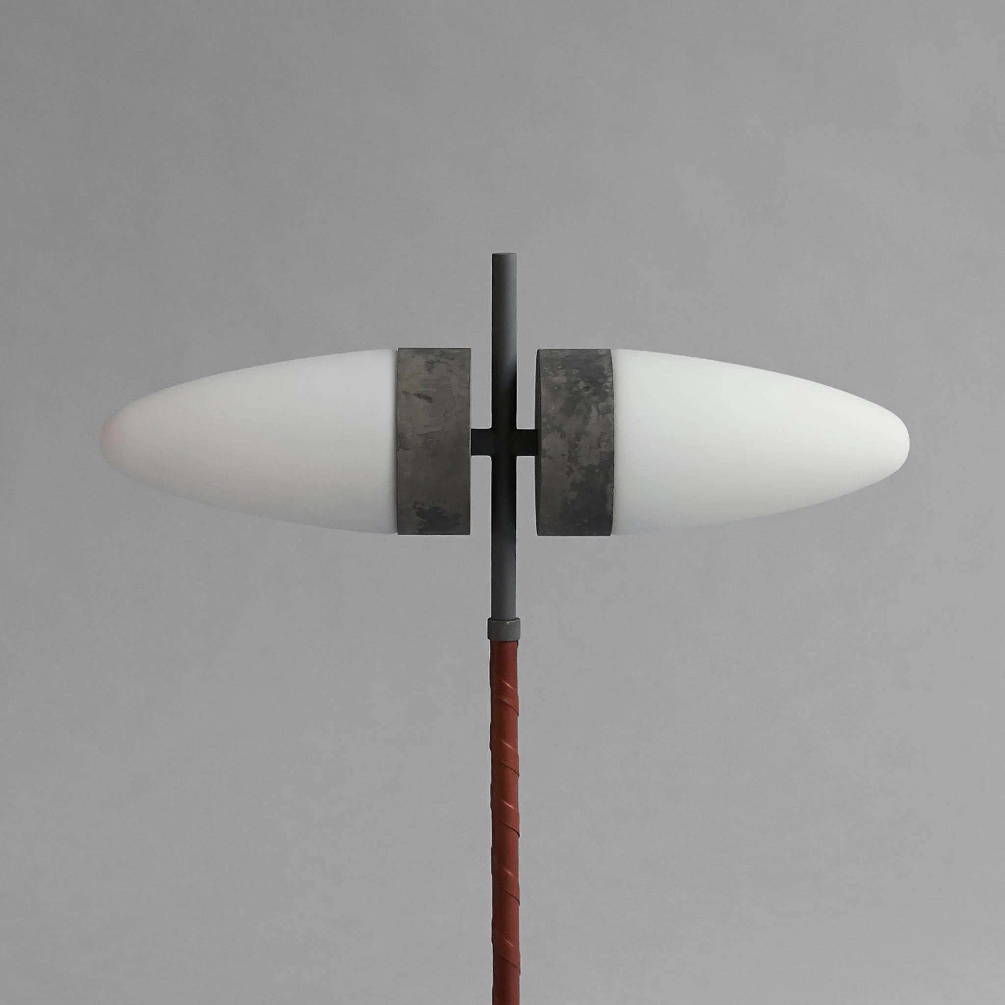 Lampadaire contemporain en métal oxydé et verre opale.
 
Inspiré par l'utilisation caractéristique de l'imagerie animale dans le modernisme danois des années 1940 à 1960, ce lampadaire s'inspire des abat-jours en verre opale. Le corps est constitué