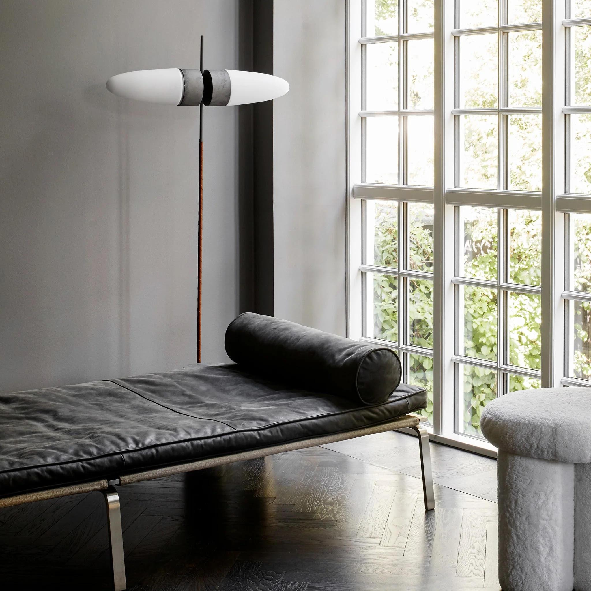 Moderne Lampadaire contemporain en métal oxydé et verre opale. en vente