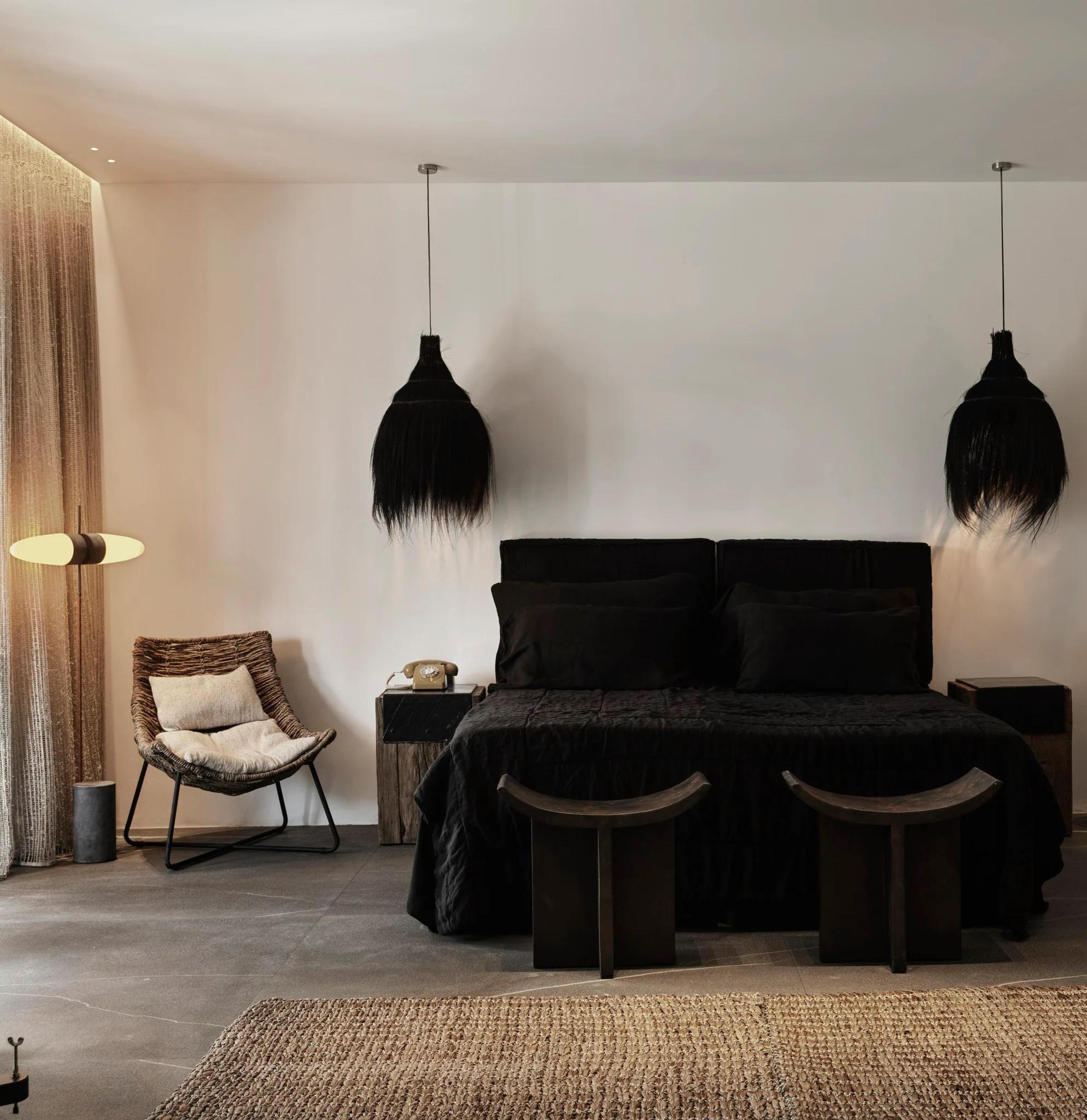 Français Lampadaire contemporain en métal oxydé et verre opale. en vente