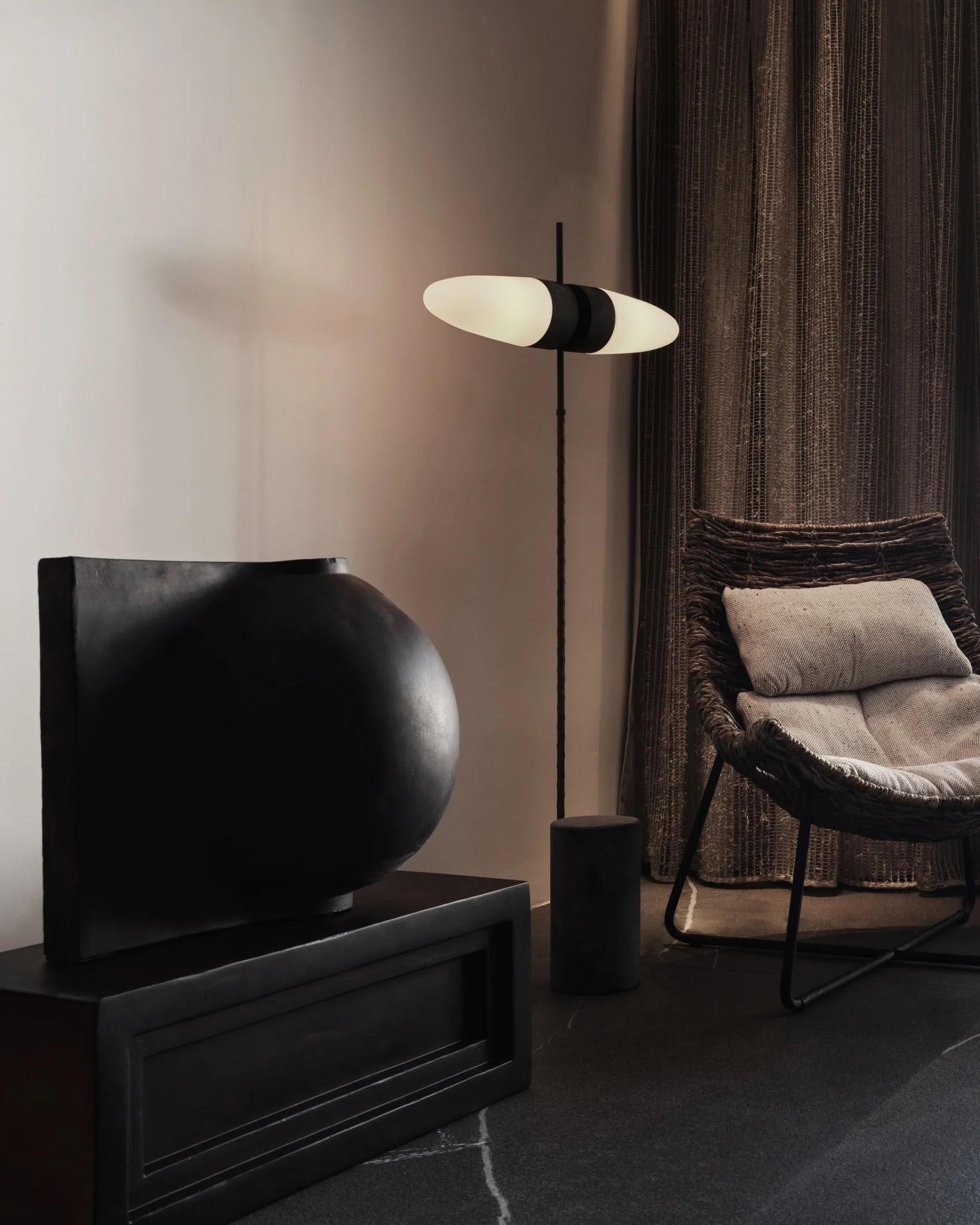 Lampadaire contemporain en métal oxydé et verre opale. Neuf - En vente à Saint-Ouen, FR