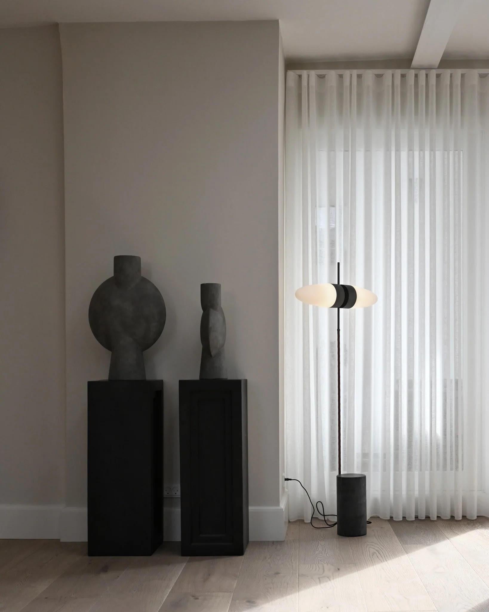 Lampadaire contemporain en métal oxydé et verre opale. en vente 1