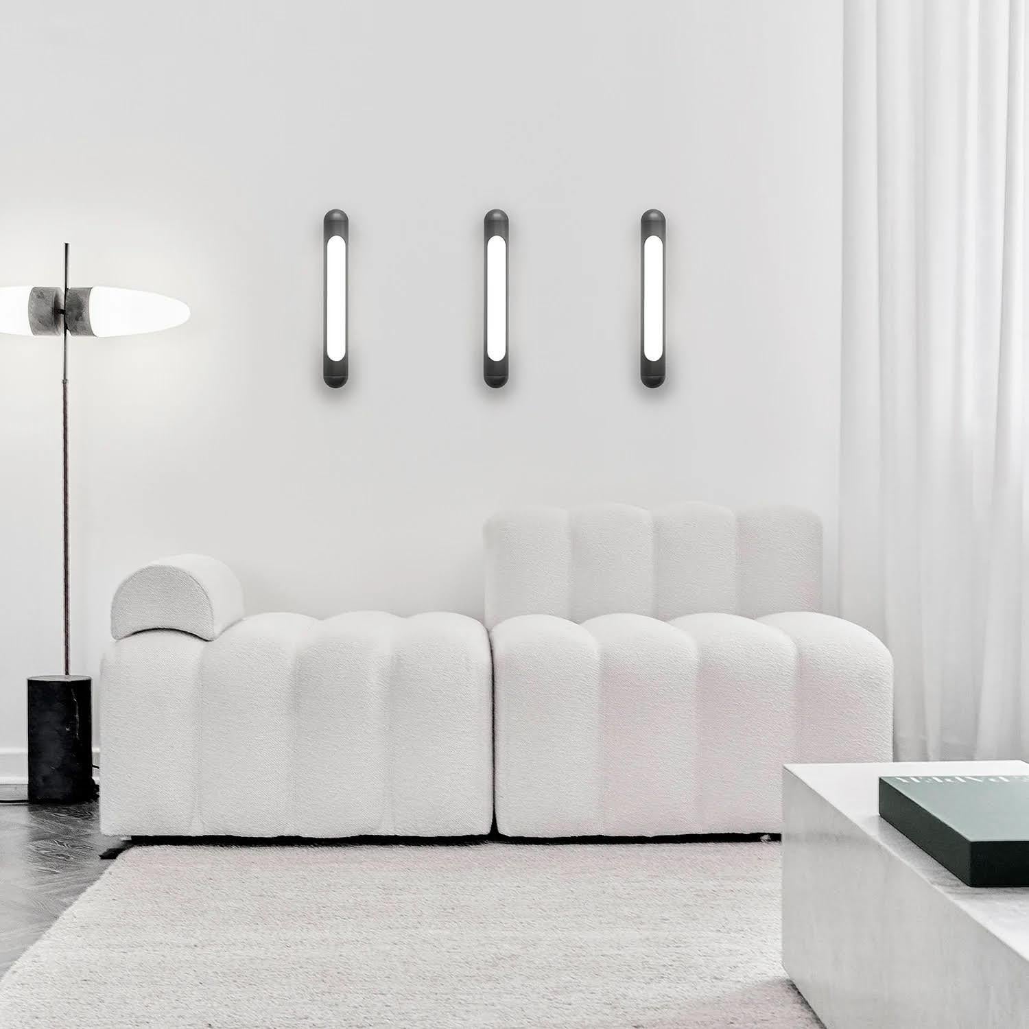 Lampadaire contemporain en métal oxydé et verre opale. en vente 2