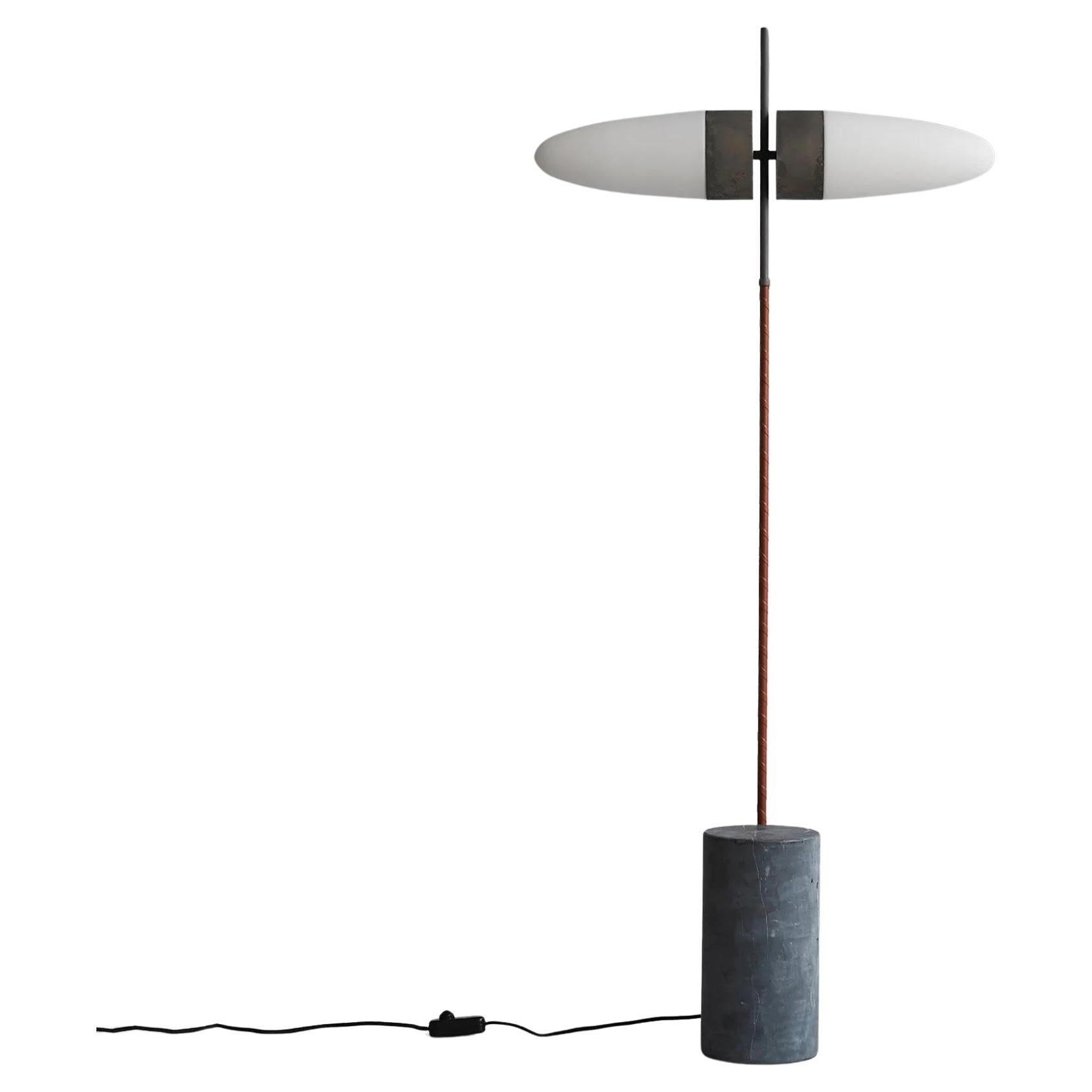 Lampadaire contemporain en métal oxydé et verre opale.