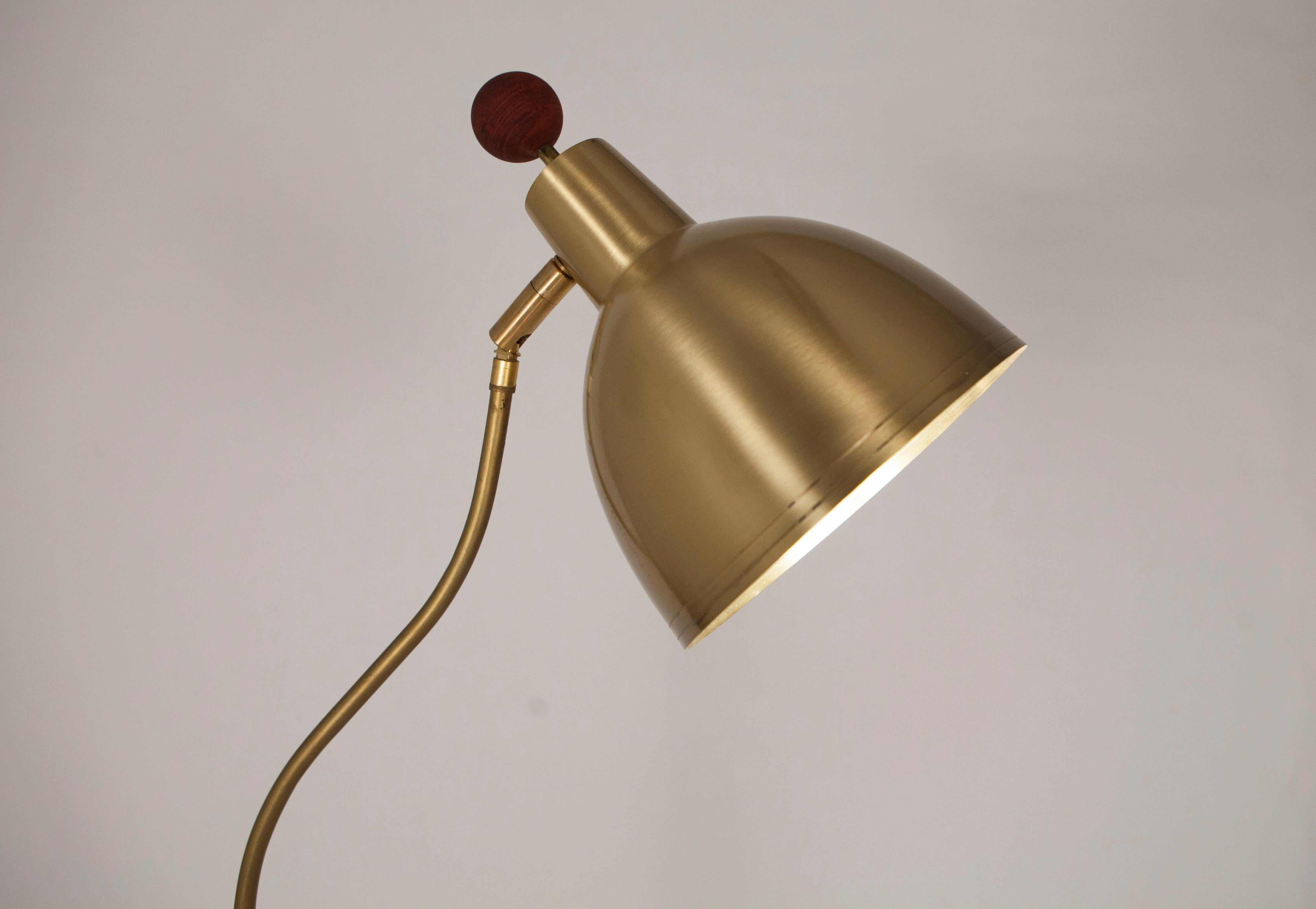 Laiton Lampadaire contemporain « La Bienveilleuse » de Oma Light Design, Barcelone en vente