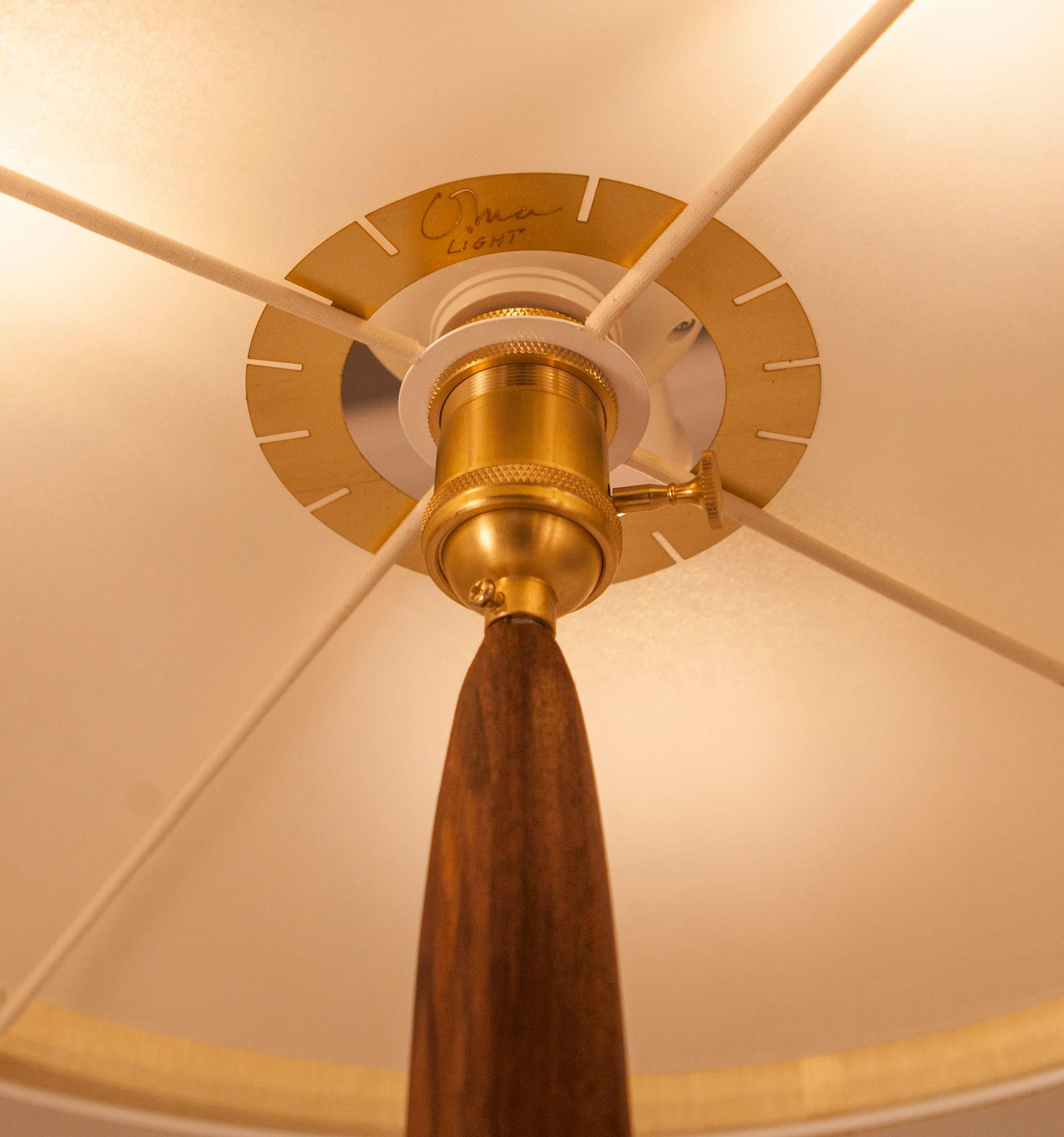 Espagnol Lampadaire contemporain « La Cigogne » par Oma Light Design, noyer, Barcelone en vente