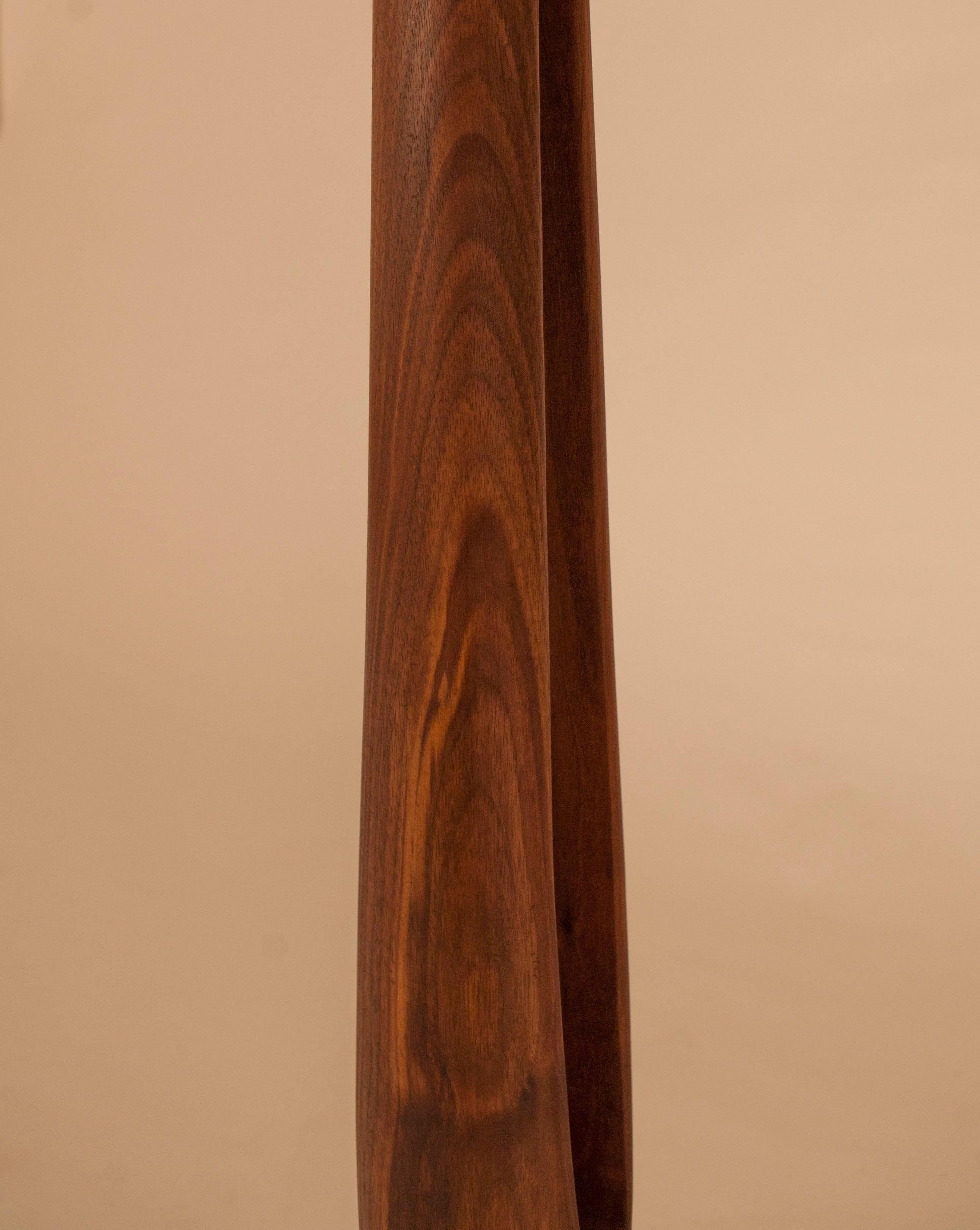 Lampadaire contemporain « La Cigogne » par Oma Light Design, noyer, Barcelone Neuf - En vente à Girona, Girona