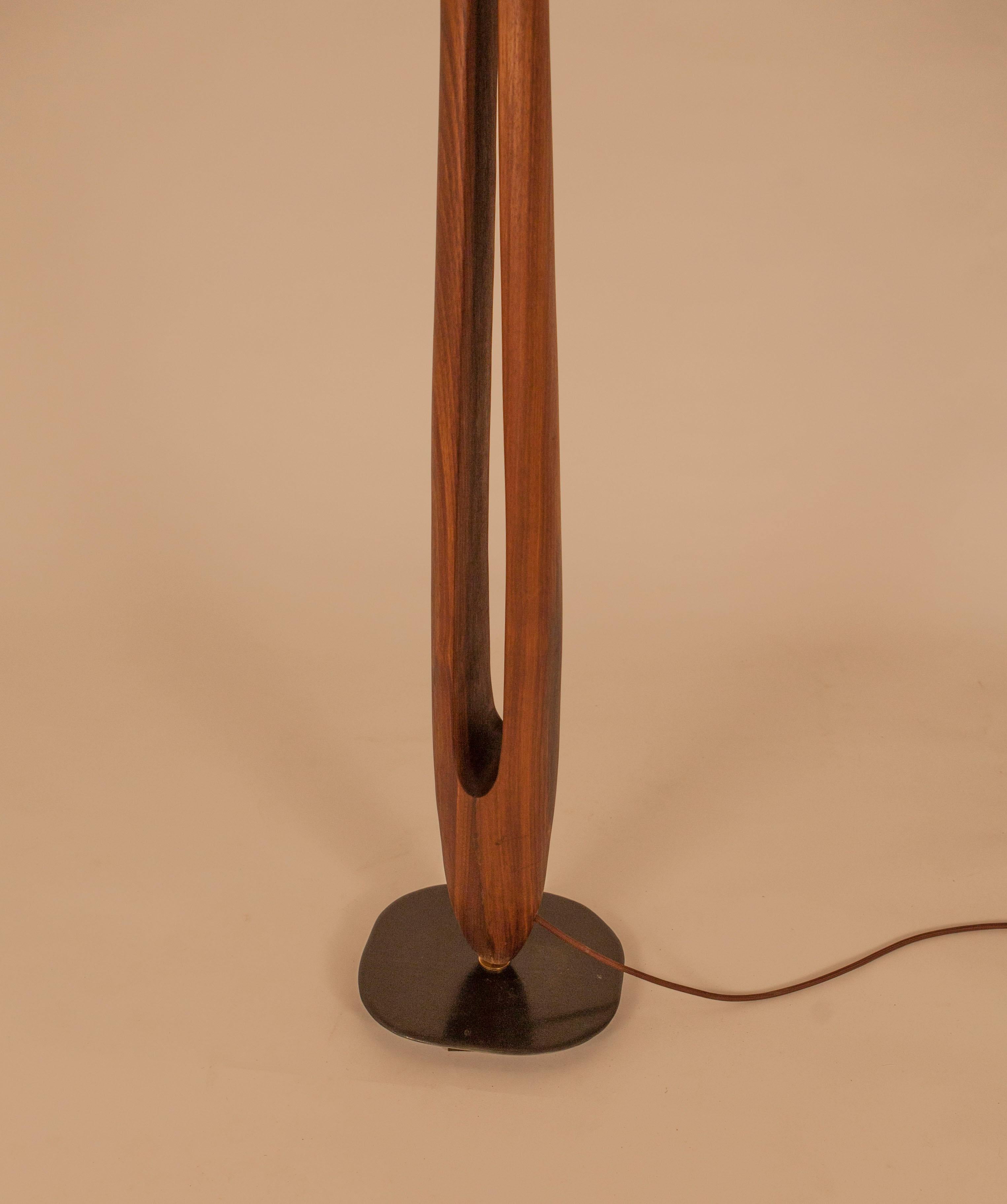 XXIe siècle et contemporain Lampadaire contemporain « La Cigogne » par Oma Light Design, noyer, Barcelone en vente