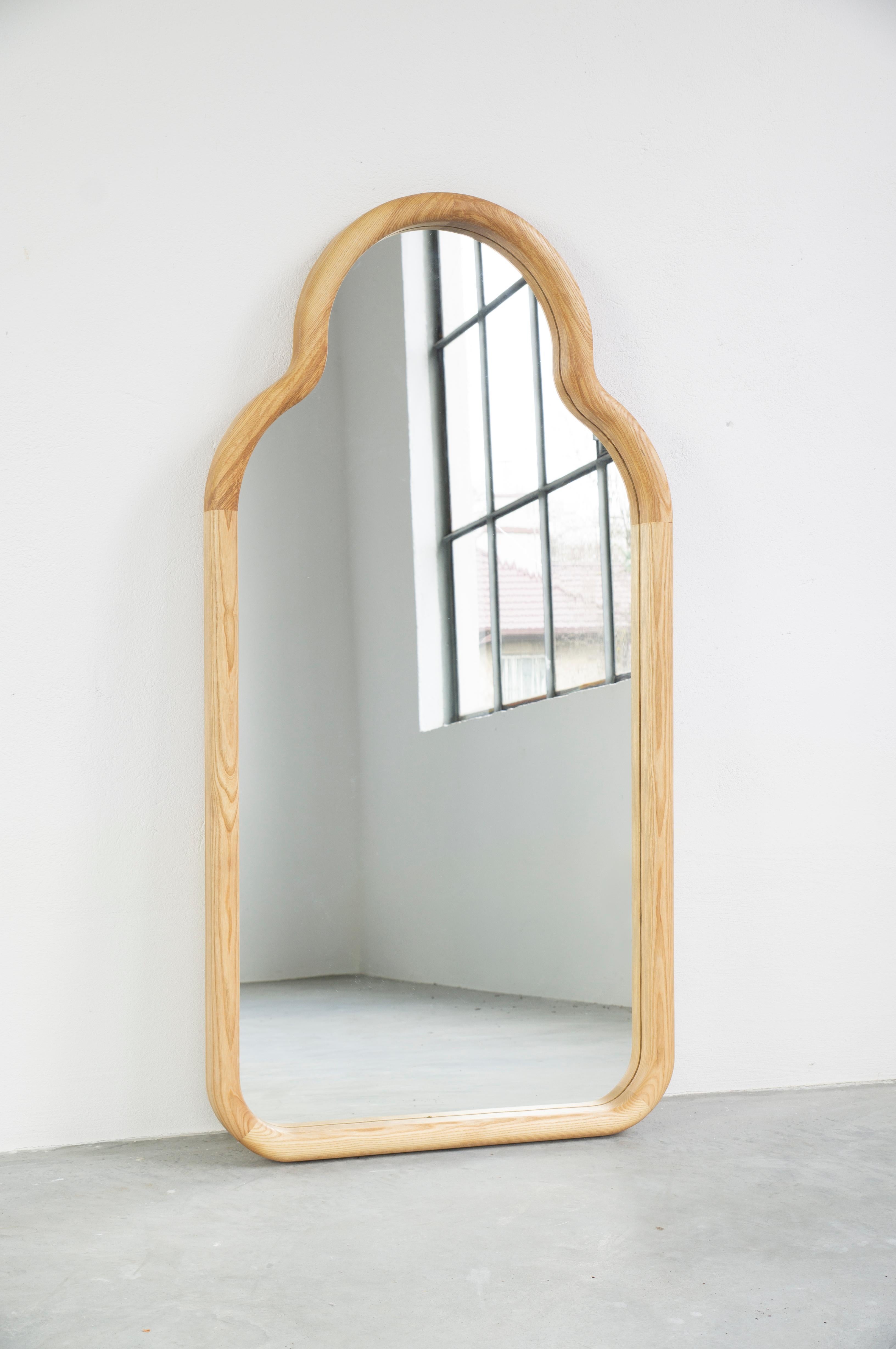 Organico moderno Specchio da terra contemporaneo 'TRN/XL/S' di Pani Jurek, Legno di frassino, Rosso in vendita