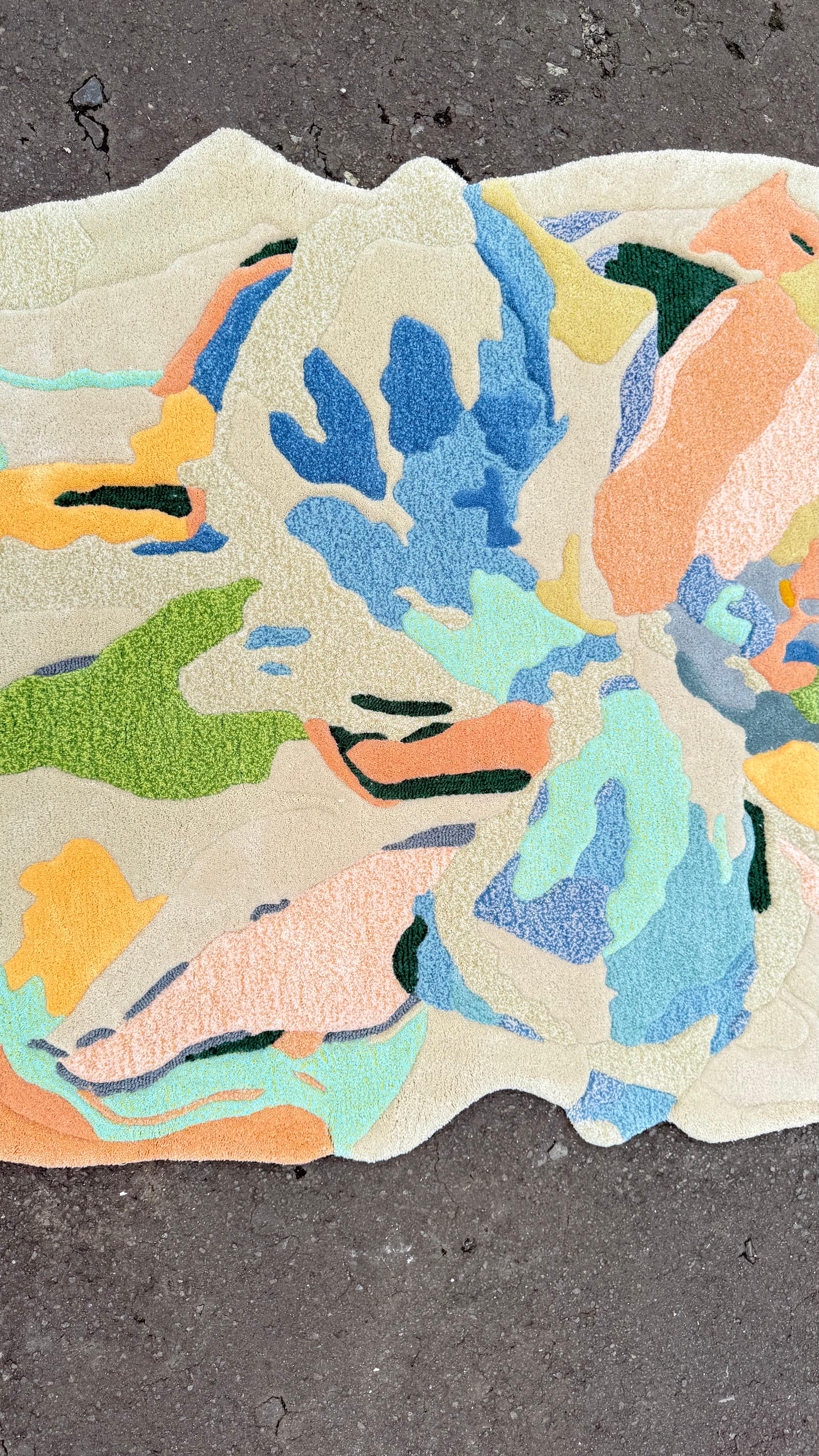 Modern Contemporary Floral Abstract Rug in Pastel Tones – Wool Acrylic Blend For Sale