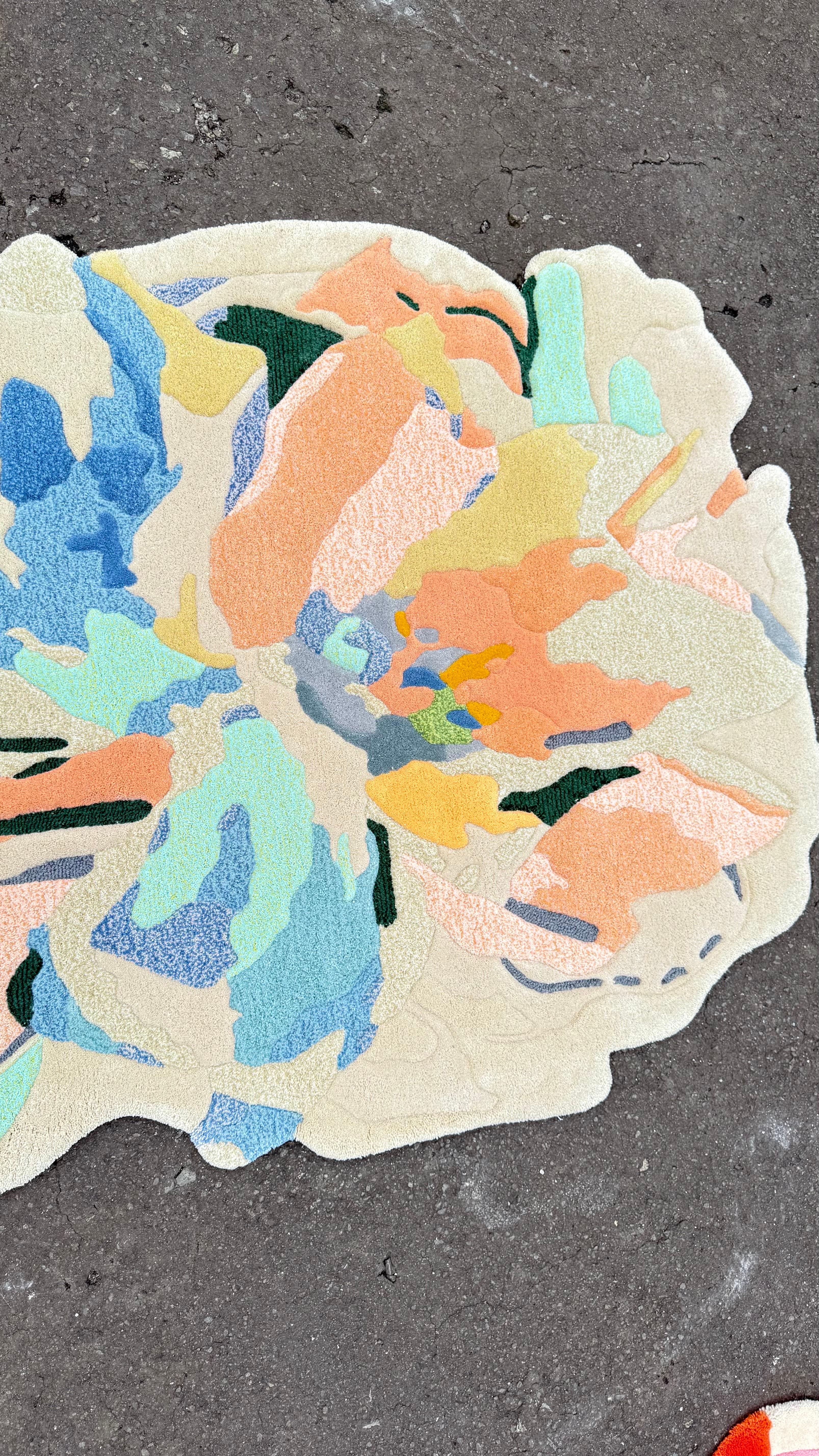 Contemporary Floral Abstract Rug in Pastel Tones – Wool Acrylic Blend In New Condition For Sale In Jakarta Selatan, ID