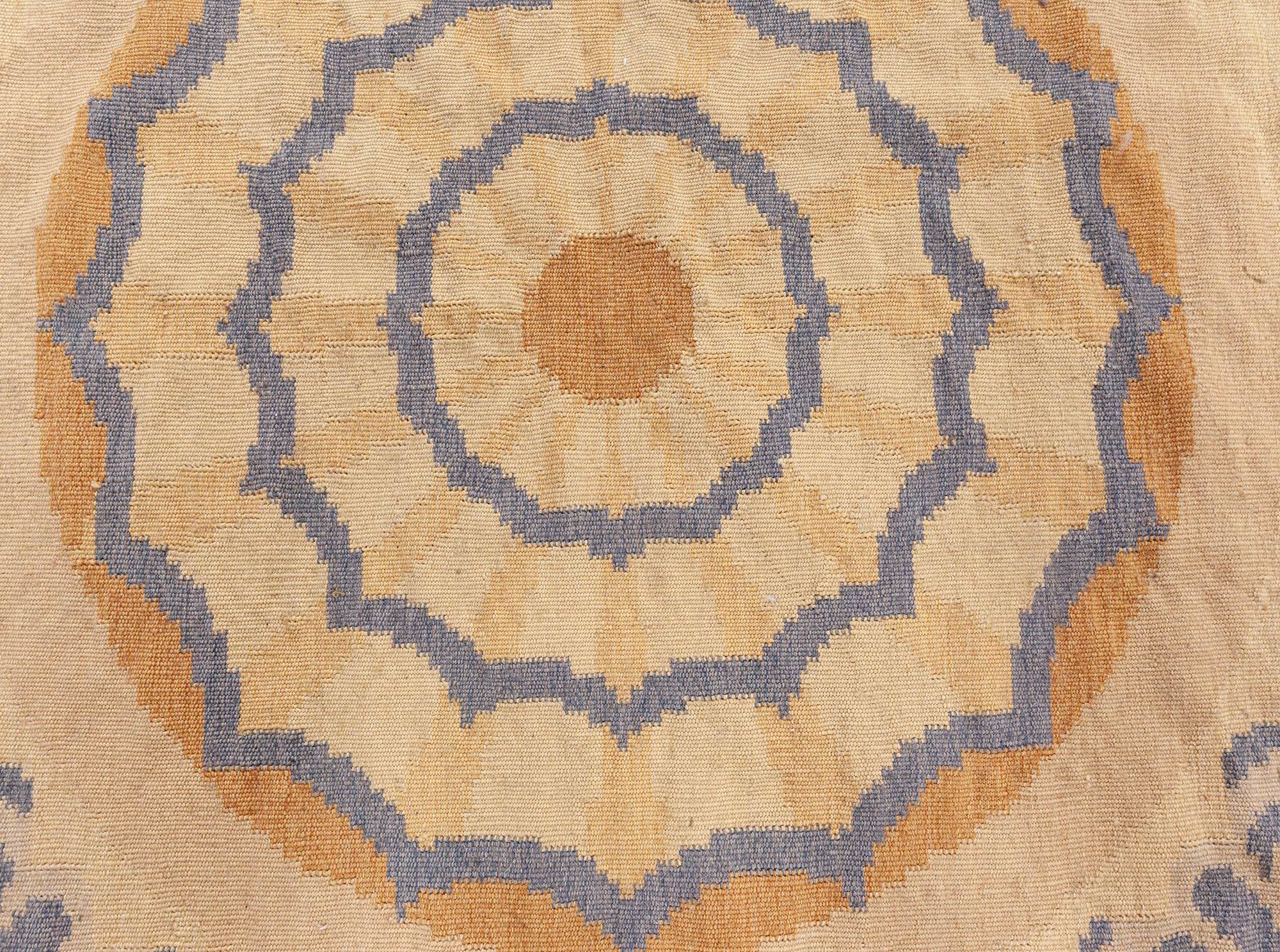 Handgefertigter Wollteppich von Doris Leslie Blau mit Blumenmuster im bessarabischen Stil.
Größe: 13,7