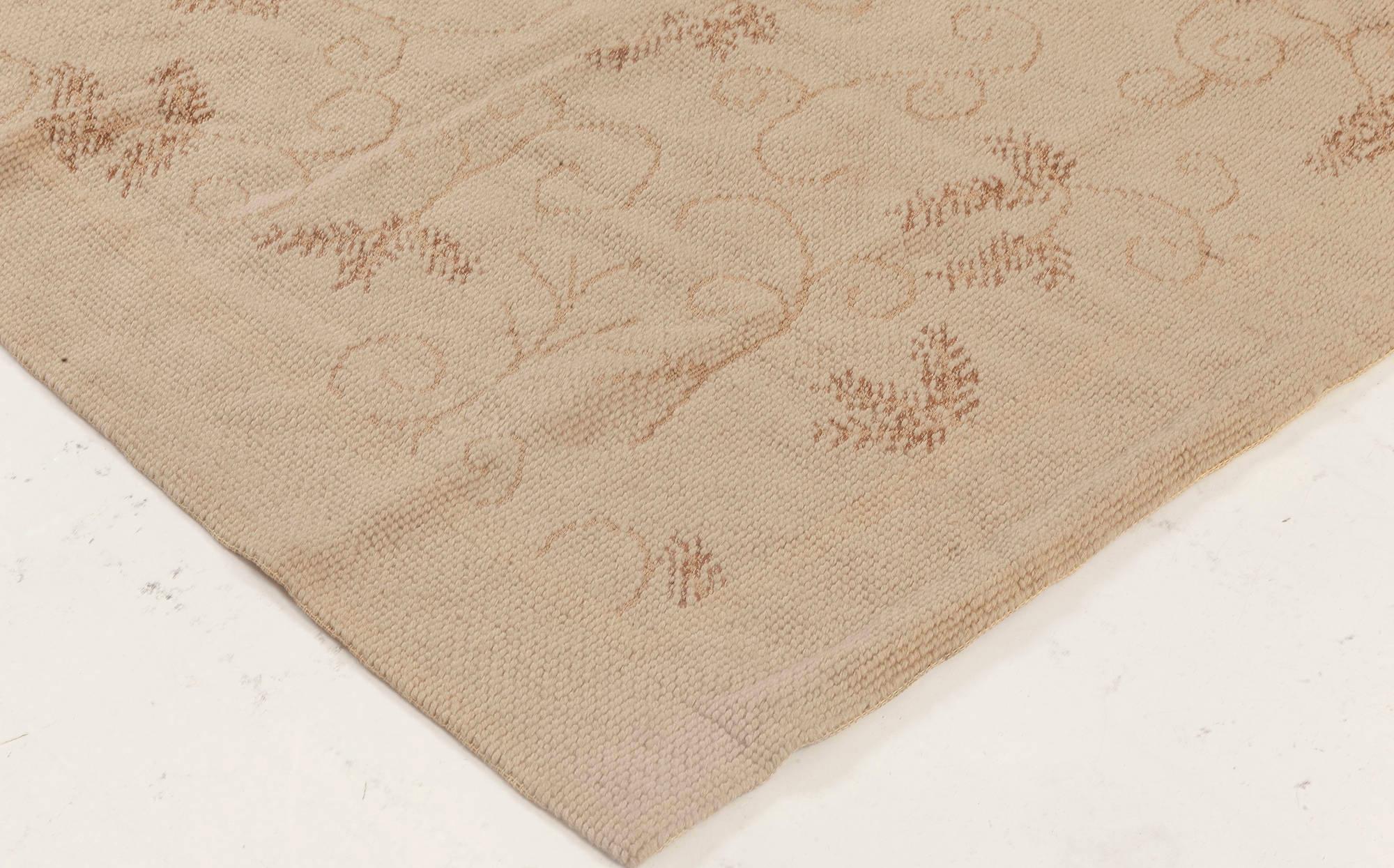 Punto croce Tappeto con design floreale contemporaneo a punto croce di Eric Cohler di Doris Leslie Blau in vendita