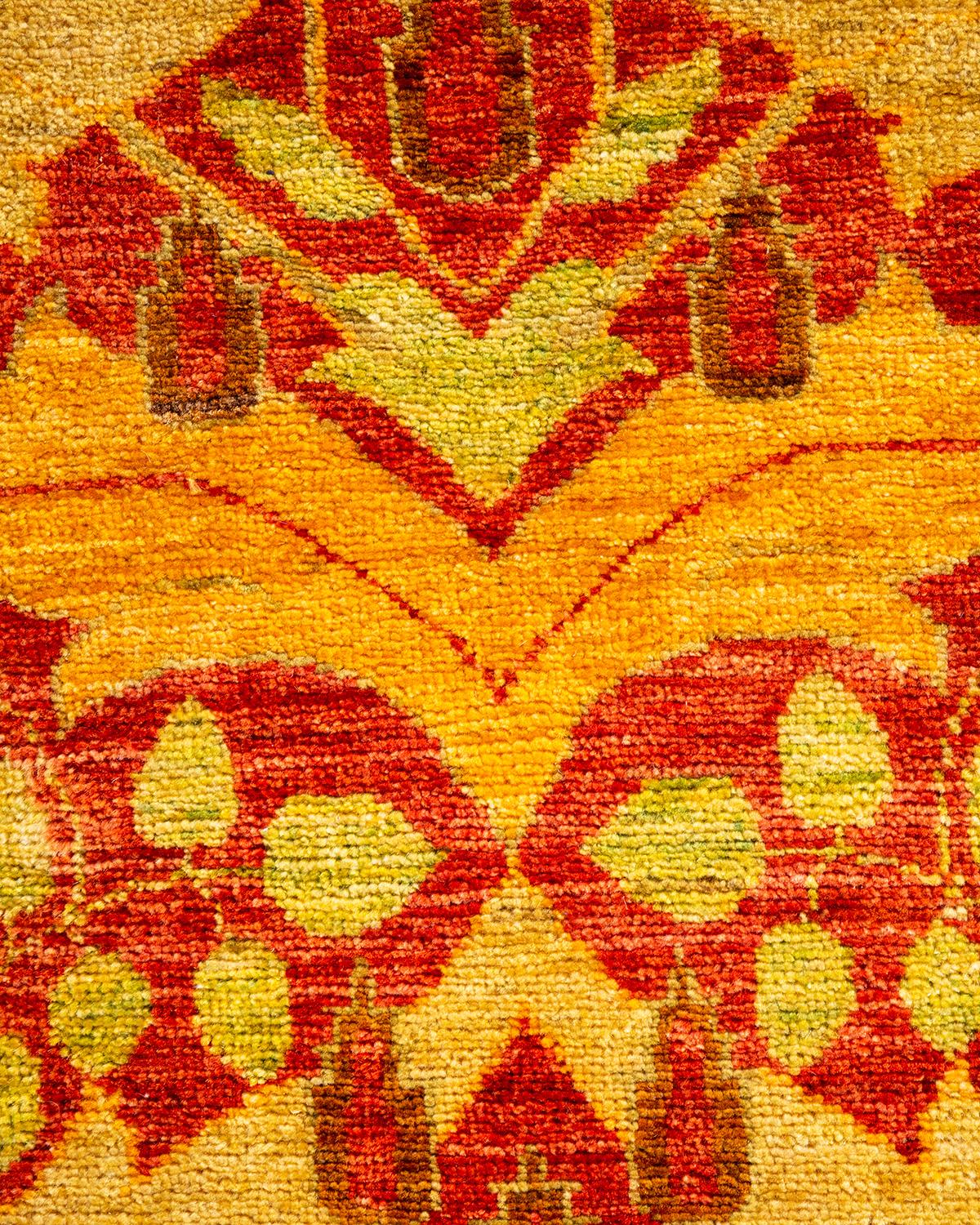 Pakistanais Tapis de course contemporain en laine nouée à la main, jaune et floral en vente