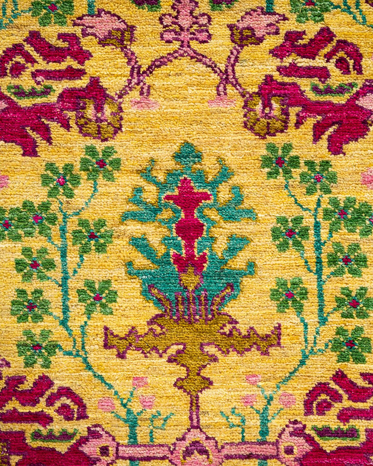 Pakistanais Tapis de course contemporain en laine nouée à la main, jaune et floral en vente