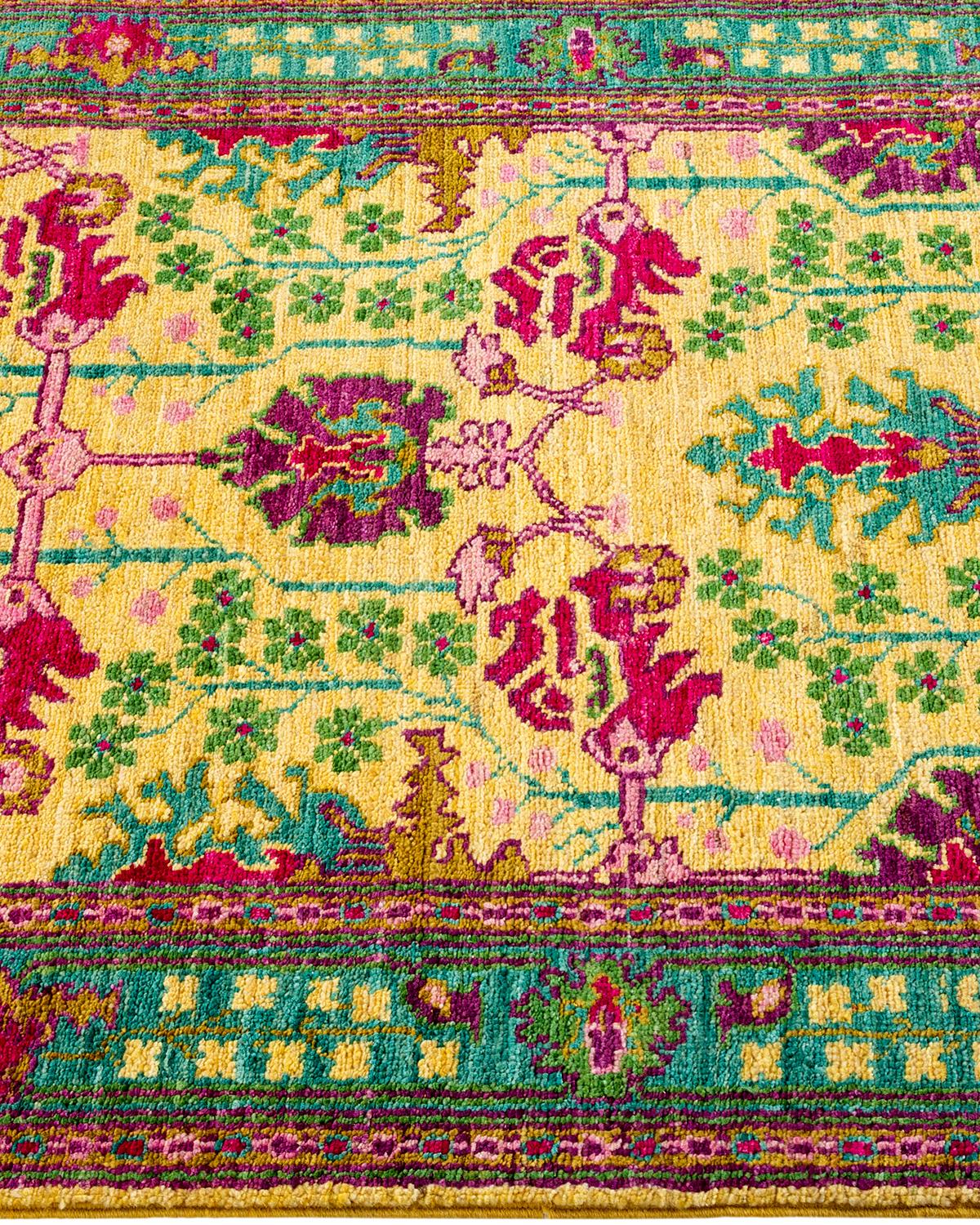 Tapis de course contemporain en laine nouée à la main, jaune et floral Neuf - En vente à Norwalk, CT