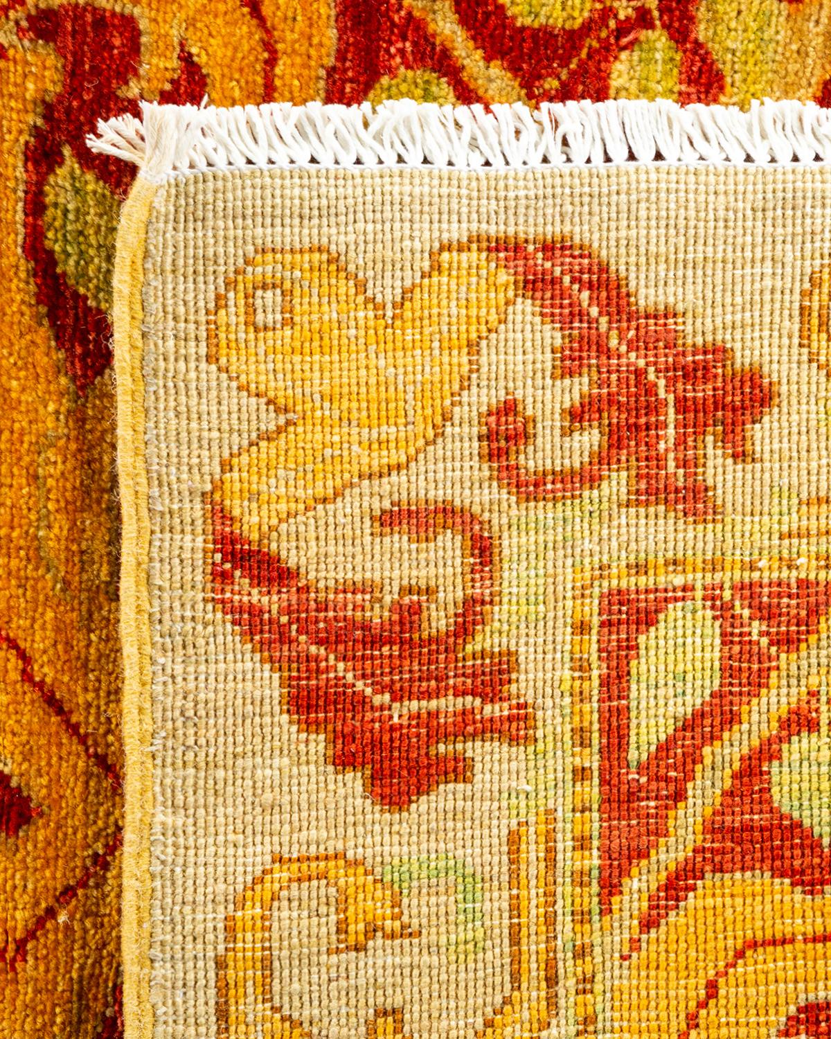 XXIe siècle et contemporain Tapis de course contemporain en laine nouée à la main, jaune et floral en vente