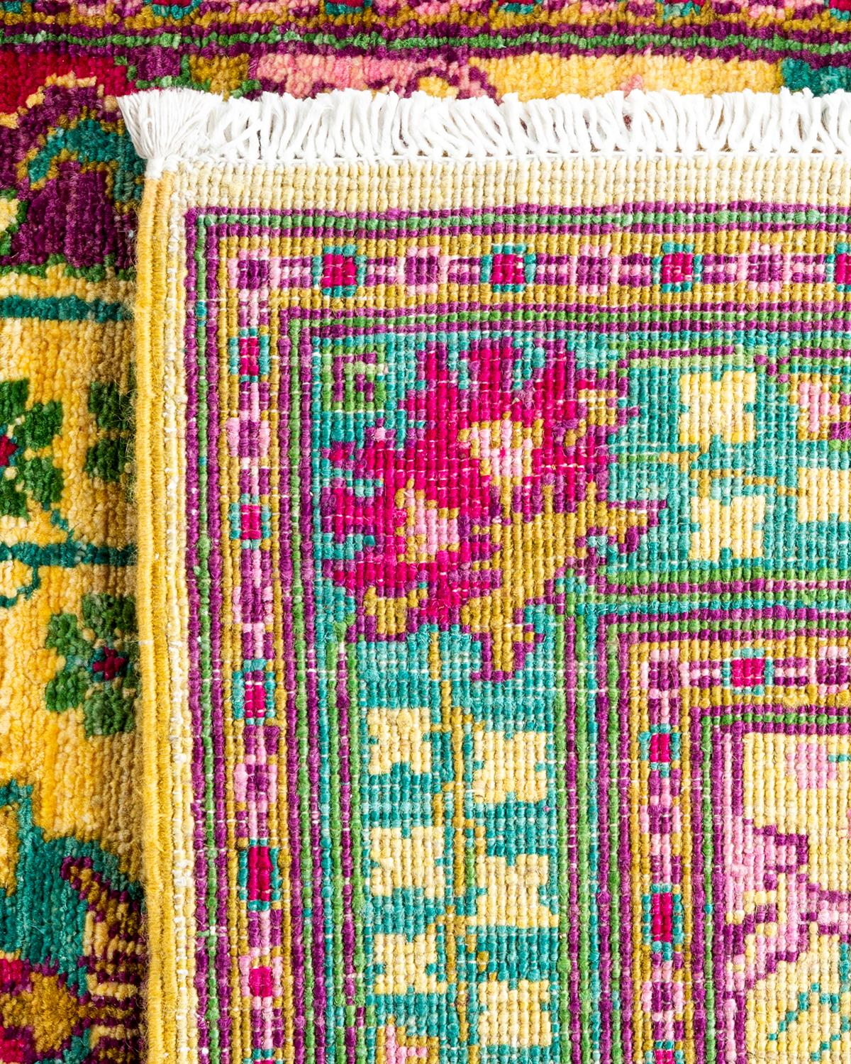 XXIe siècle et contemporain Tapis de course contemporain en laine nouée à la main, jaune et floral en vente