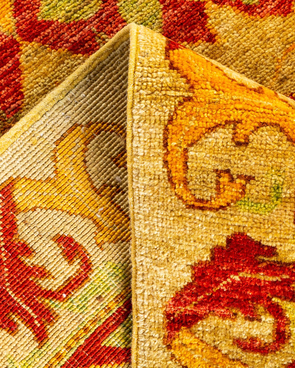 Laine Tapis de course contemporain en laine nouée à la main, jaune et floral en vente