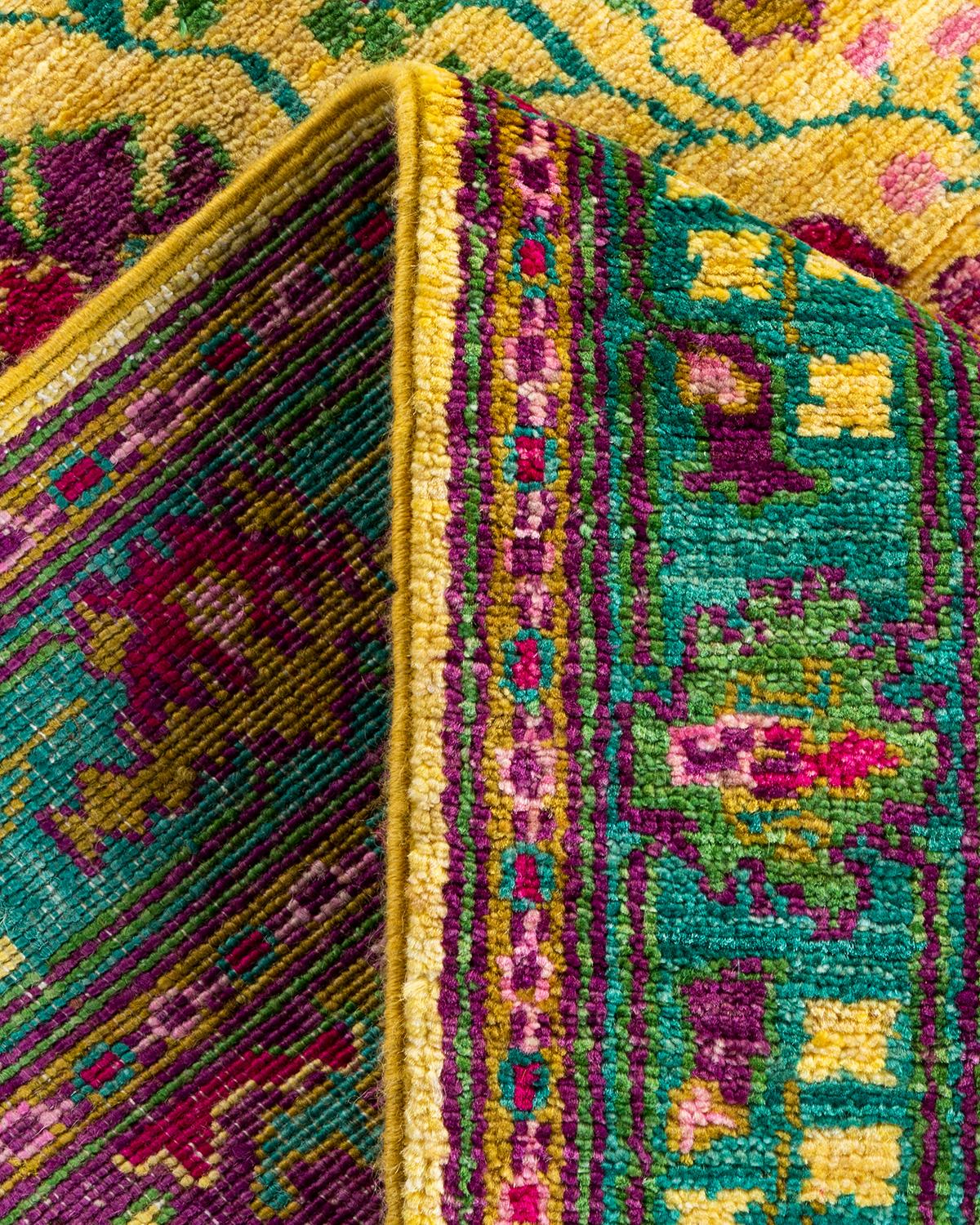 Laine Tapis de course contemporain en laine nouée à la main, jaune et floral en vente