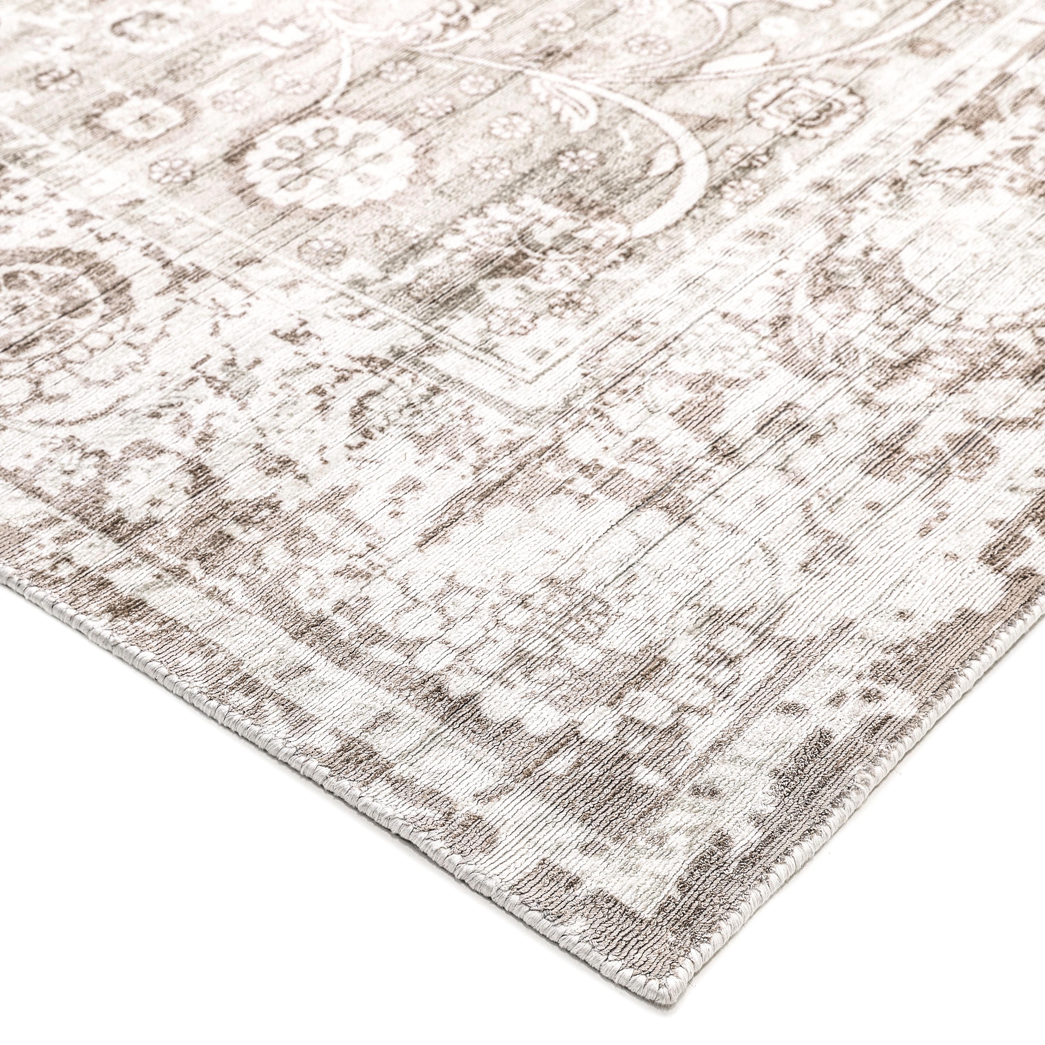 Tendiendo un puente entre lo tradicional y lo moderno, la colección Transicional presenta alfombras que ejemplifican la versatilidad. Incorporan motivos tradicionales y, gracias a los tintes botánicos 100% naturales, colores contemporáneos. Anudadas