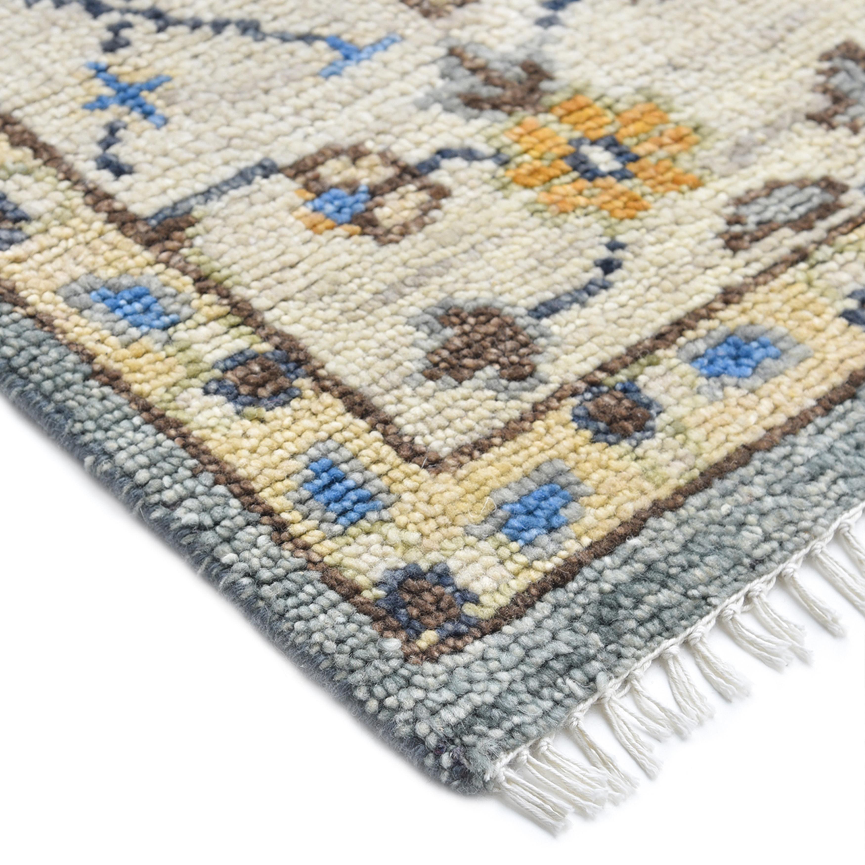 Faisant le lien entre le traditionnel et le moderne, la collection Transitional propose des tapis qui illustrent la polyvalence. Ils intègrent à la fois des motifs traditionnels et des couleurs contemporaines grâce à des teintures botaniques 100 %