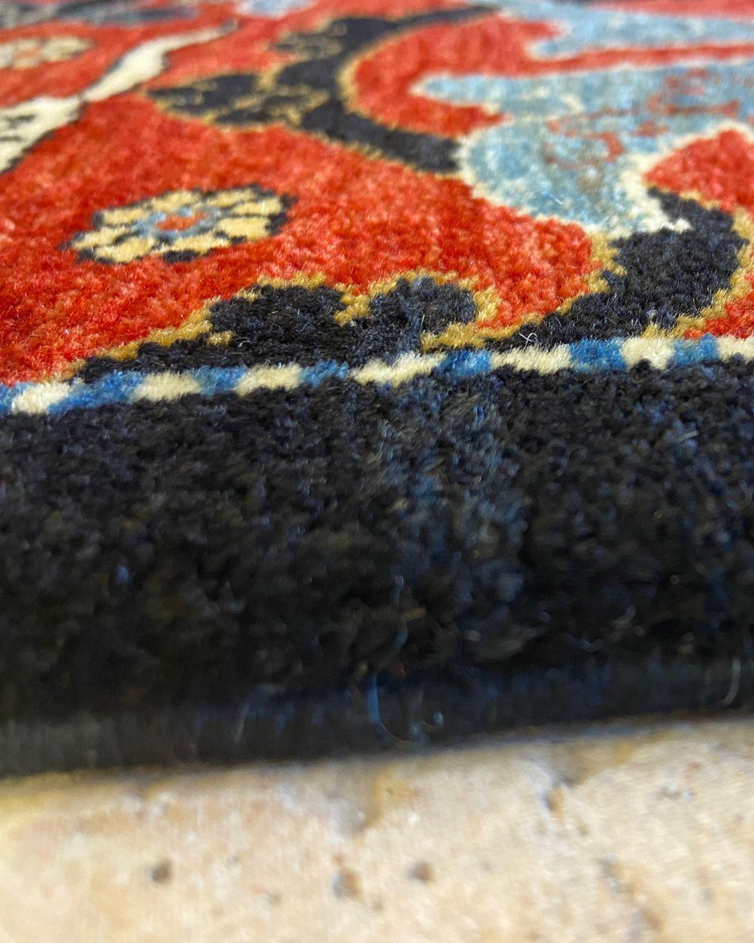 Tapis contemporain en laine à fleurs, noué à la main, noir, rouge, bleu, crème, 4′ × 6′ en vente 4