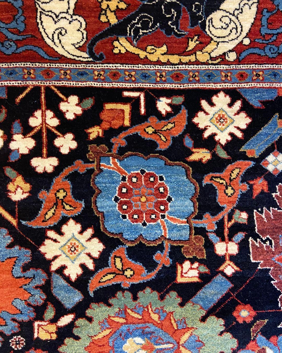 XXIe siècle et contemporain Tapis contemporain en laine à fleurs, noué à la main, noir, rouge, bleu, crème, 4′ × 6′ en vente