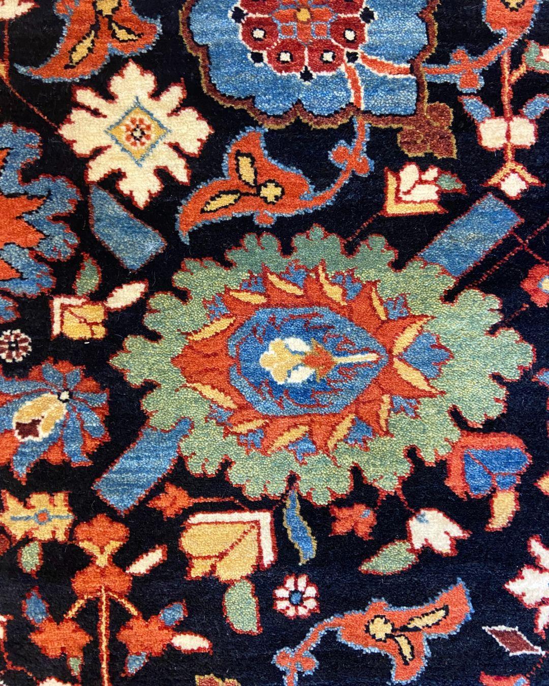 Laine Tapis contemporain en laine à fleurs, noué à la main, noir, rouge, bleu, crème, 4′ × 6′ en vente