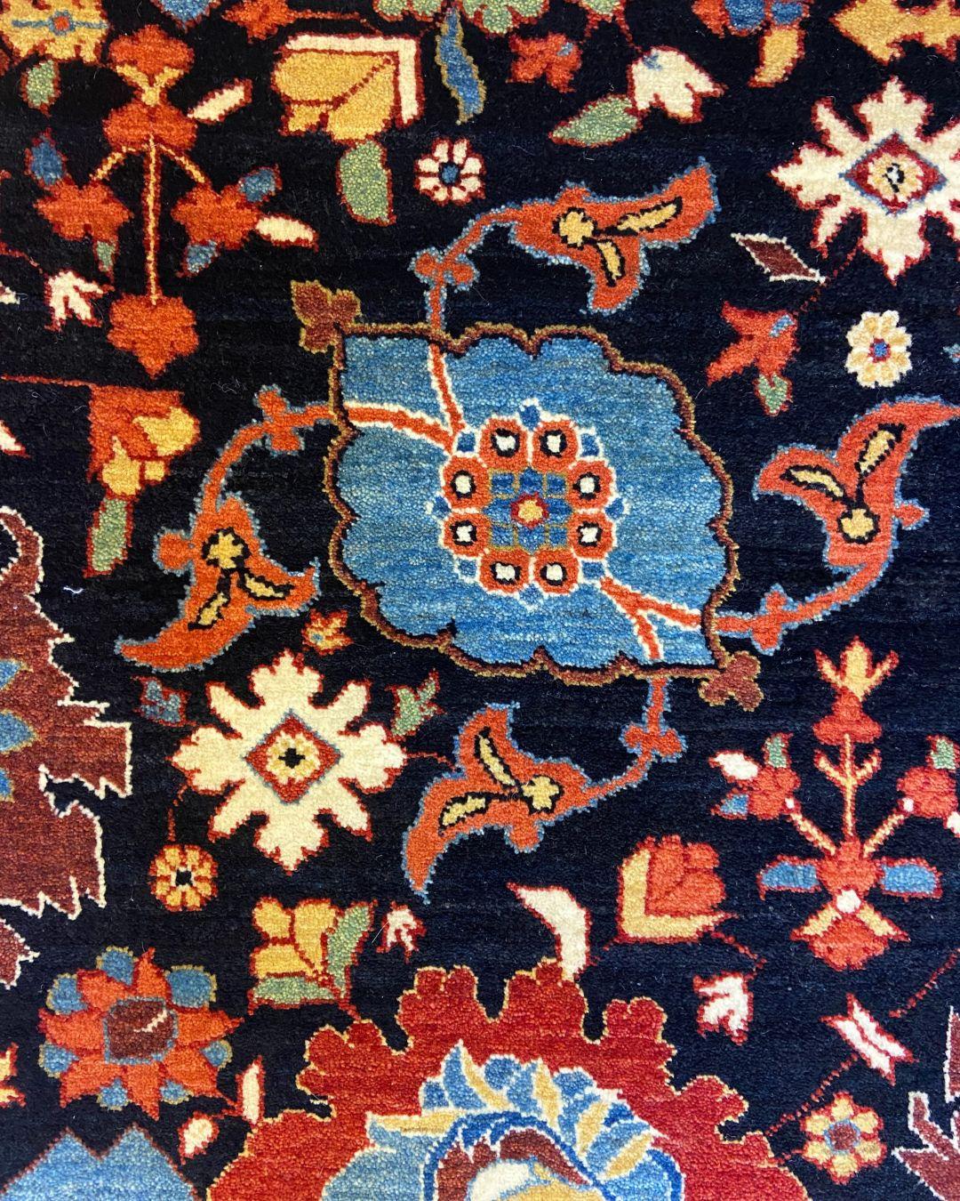 Tapis contemporain en laine à fleurs, noué à la main, noir, rouge, bleu, crème, 4′ × 6′ en vente 1