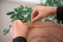 Zeitgenössisches Durchflussgefäß mit pflanzlich gegerbtem Leder