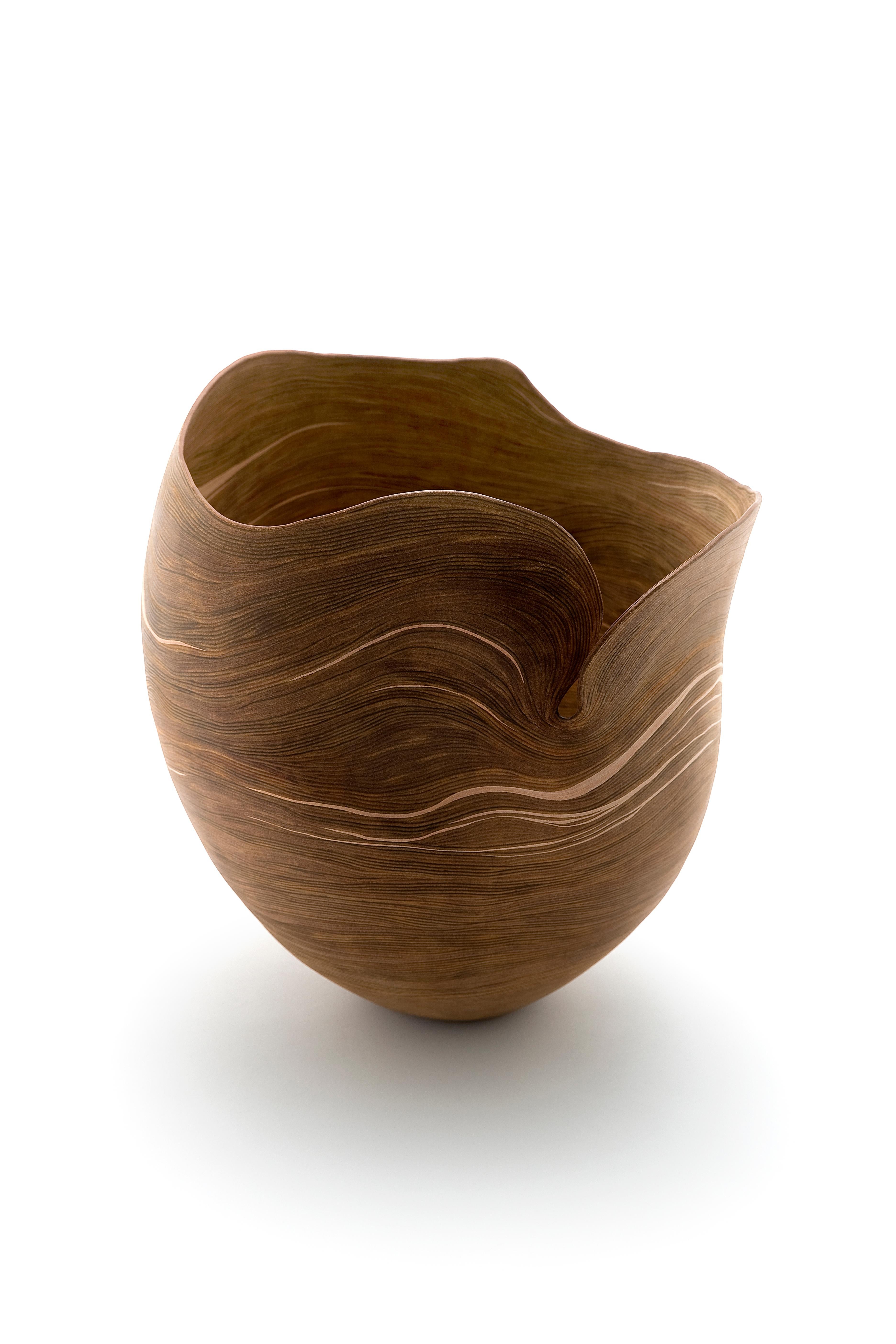 Zeitgenössisches Durchflussgefäß mit pflanzlich gegerbtem Leder (Südasiatisch) im Angebot