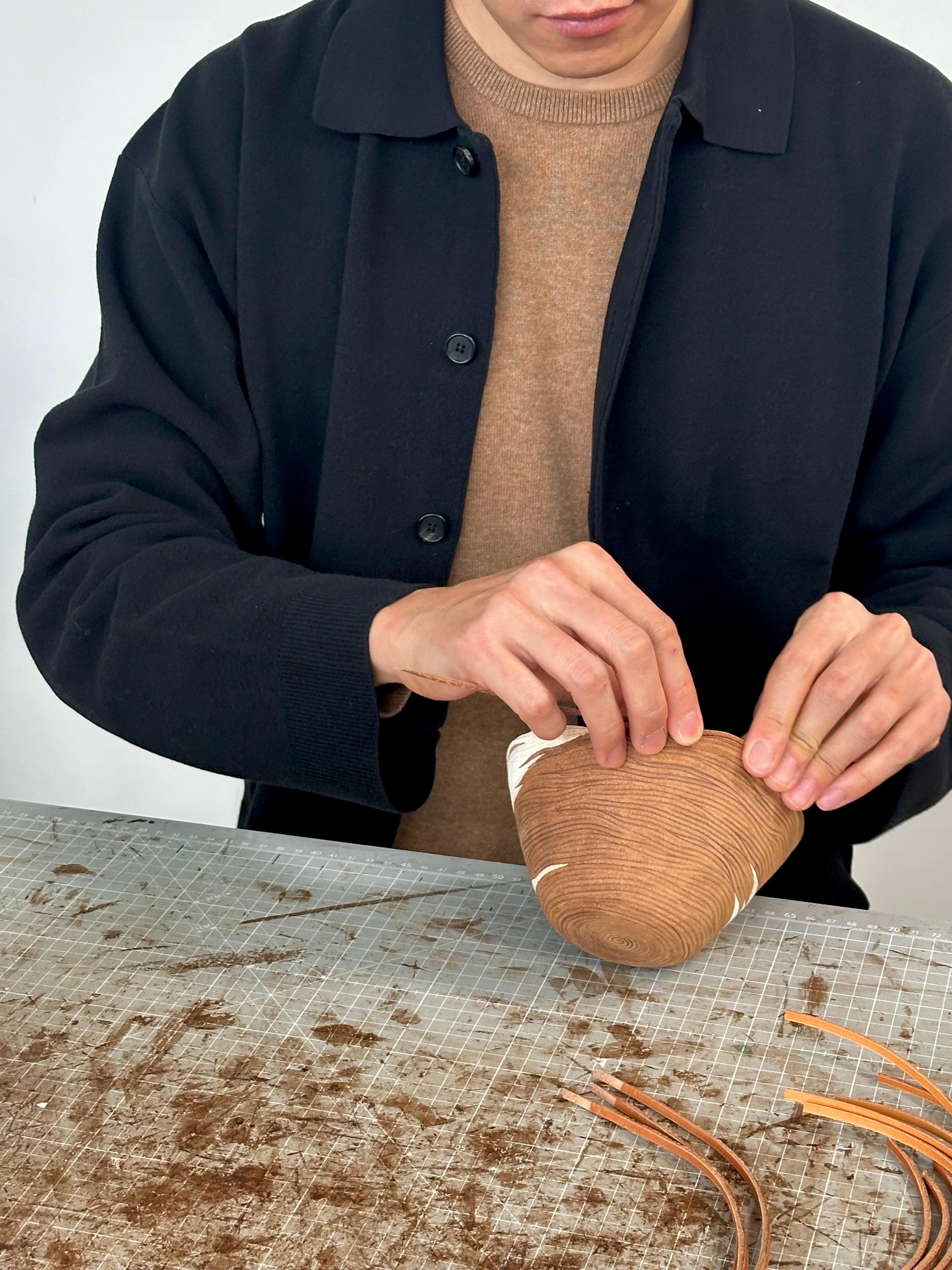 Zeitgenössisches Durchflussgefäß mit pflanzlich gegerbtem Leder (Handgefertigt) im Angebot