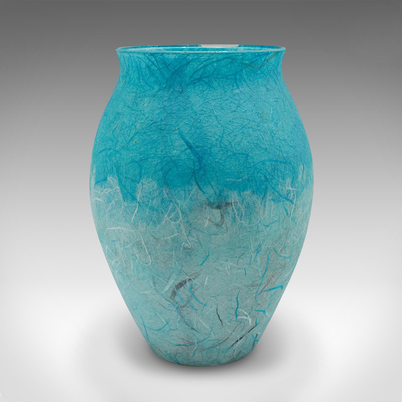 
Il s'agit d'un vase contemporain pour bouquet de fleurs. Urne balustre anglaise en verre d'art et soie paille de Margaret Johnson.

Des teintes aqua qui attirent le regard et une finition décorative inhabituelle
Une apparence désirable et